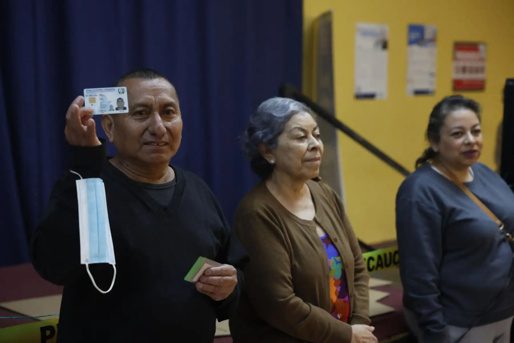 Varias personas esperan su turno para emitir su voto para la segunda vuelta de las elecciones presidenciales hoy, en Ciudad de Guatemala (Guatemala). Los centros de votación de Guatemala abrieron este domingo sus puertas para la jornada electoral, donde el país centroamericano decidirá a su próximo presidente para el período 2024-2028. Son casi 3.500 centros de votación donde 9,3 millones de guatemaltecos están empadronados para ejercer su sufragio. Los candidatos que se disputan la presidencia son la ganadora de la primera vuelta celebrada el pasado 25 de junio, Sandra Torres Casanova, de la Unidad Nacional de la Esperanza (UNE) y el segundo lugar, el académico progresista Bernardo Arévalo de León, del Movimiento Semilla.
Foto: EFE