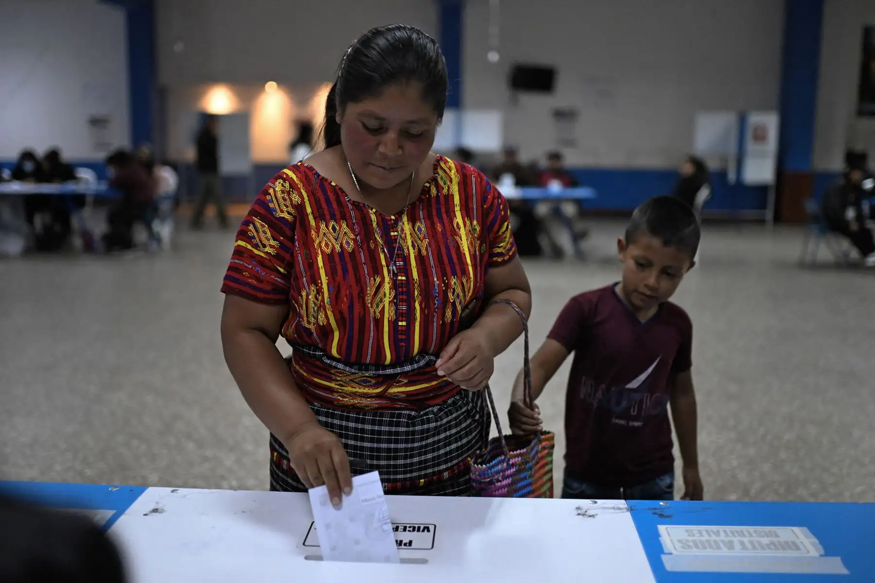 Una mujer indígena emite su voto en un centro de votación en el municipio de San Juan Sacatepéquez, durante la segunda vuelta de las elecciones presidenciales guatemaltecas el 20 de agosto de 2023. Los guatemaltecos votan el domingo en una segunda vuelta presidencial viciada por los intentos de descalificar al sorpresivo favorito, cuyo promesa de tomar medidas enérgicas contra la corrupción ha entusiasmado a los votantes. El forastero reformista Bernardo Arévalo logró una gran sorpresa al terminar segundo en la primera ronda y se enfrentará a Sandra Torres en la segunda vuelta.
Foto: AFP
