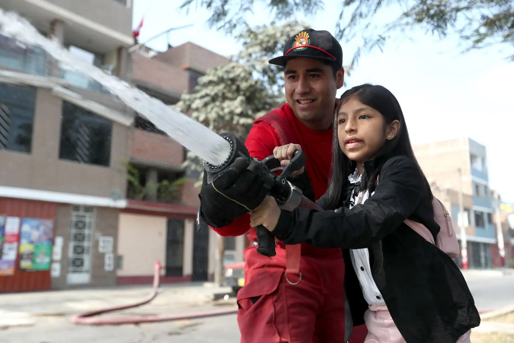 Por el Día del Niño, la Compañía de Bomberos Voluntarios "San Martín de Porres" N° 65, desarrolló diversas actividades, informativas y de entretenimiento para los pequeños del hogar.

Foto: ANDINA/Ricardo Cuba