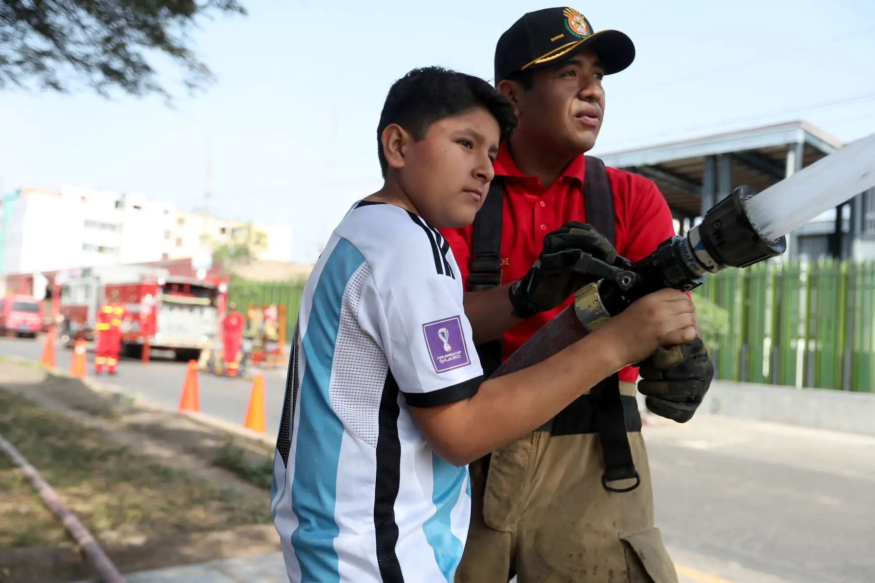 Por el Día del Niño, la Compañía de Bomberos Voluntarios "San Martín de Porres" N° 65, desarrolló diversas actividades, informativas y de entretenimiento para los pequeños del hogar.

Foto: ANDINA/Ricardo Cuba