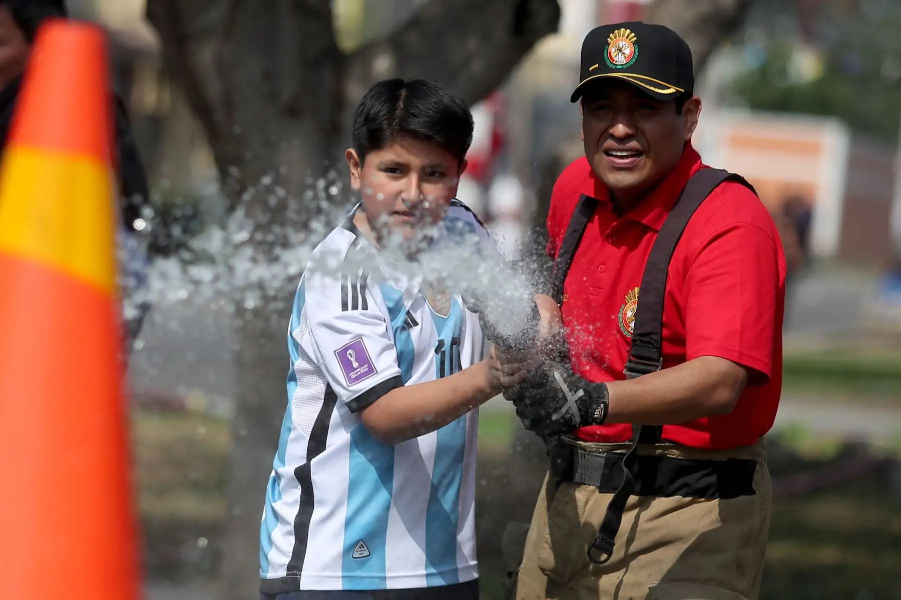 Por el Día del Niño, la Compañía de Bomberos Voluntarios "San Martín de Porres" N° 65, desarrolló diversas actividades, informativas y de entretenimiento para los pequeños del hogar.

Foto: ANDINA/Ricardo Cuba