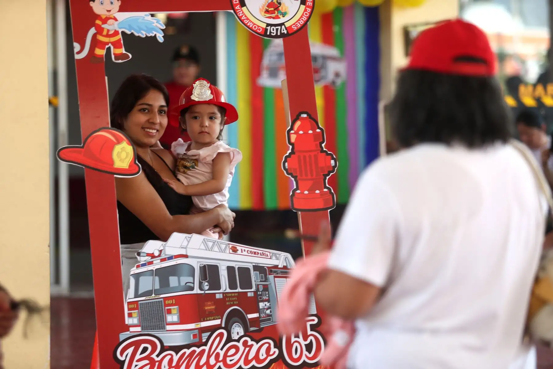 Por el Día del Niño, la Compañía de Bomberos Voluntarios "San Martín de Porres" N° 65, desarrolló diversas actividades, informativas y de entretenimiento para los pequeños del hogar.

Foto: ANDINA/Ricardo Cuba
