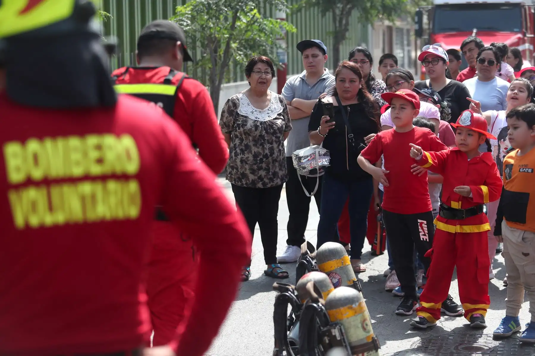 Por el Día del Niño, la Compañía de Bomberos Voluntarios "San Martín de Porres" N° 65, desarrolló diversas actividades, informativas y de entretenimiento para los pequeños del hogar.

Foto: ANDINA/Ricardo Cuba