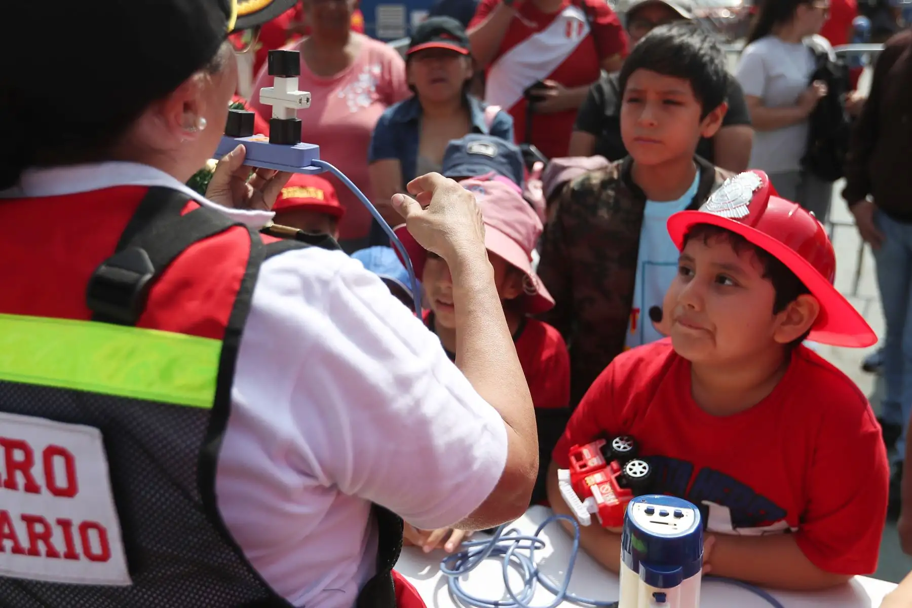 Por el Día del Niño, la Compañía de Bomberos Voluntarios "San Martín de Porres" N° 65, desarrolló diversas actividades, informativas y de entretenimiento para los pequeños del hogar.

Foto: ANDINA/Ricardo Cuba