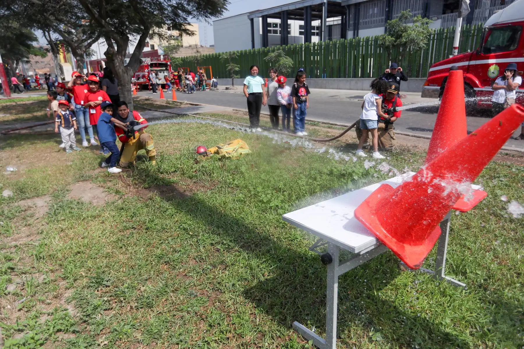 Por el Día del Niño, la Compañía de Bomberos Voluntarios "San Martín de Porres" N° 65, desarrolló diversas actividades, informativas y de entretenimiento para los pequeños del hogar.

Foto: ANDINA/Ricardo Cuba