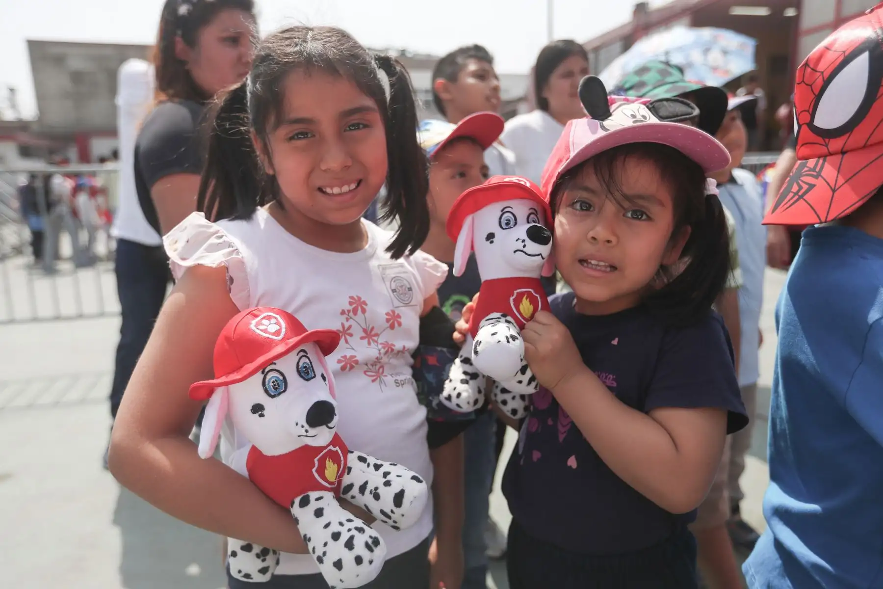 Por el Día del Niño, la Compañía de Bomberos Voluntarios "San Martín de Porres" N° 65, desarrolló diversas actividades, informativas y de entretenimiento para los pequeños del hogar.

Foto: ANDINA/Ricardo Cuba