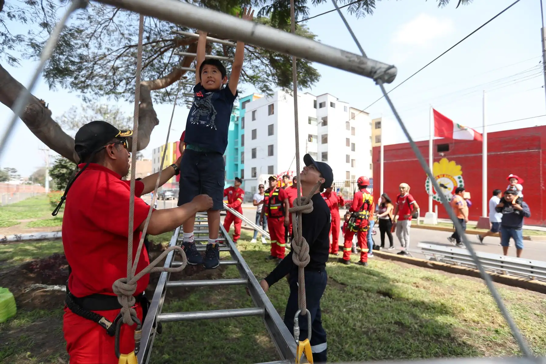Por el Día del Niño, la Compañía de Bomberos Voluntarios "San Martín de Porres" N° 65, desarrolló diversas actividades, informativas y de entretenimiento para los pequeños del hogar.

Foto: ANDINA/Ricardo Cuba