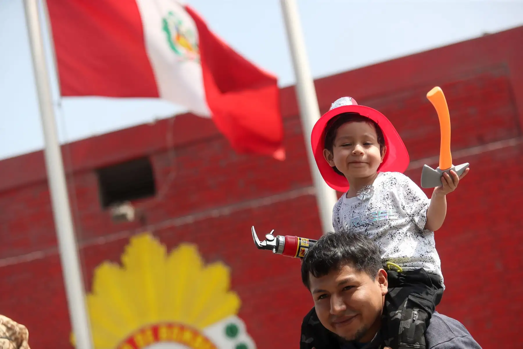 Por el Día del Niño, la Compañía de Bomberos Voluntarios "San Martín de Porres" N° 65, desarrolló diversas actividades, informativas y de entretenimiento para los pequeños del hogar.

Foto: ANDINA/Ricardo Cuba