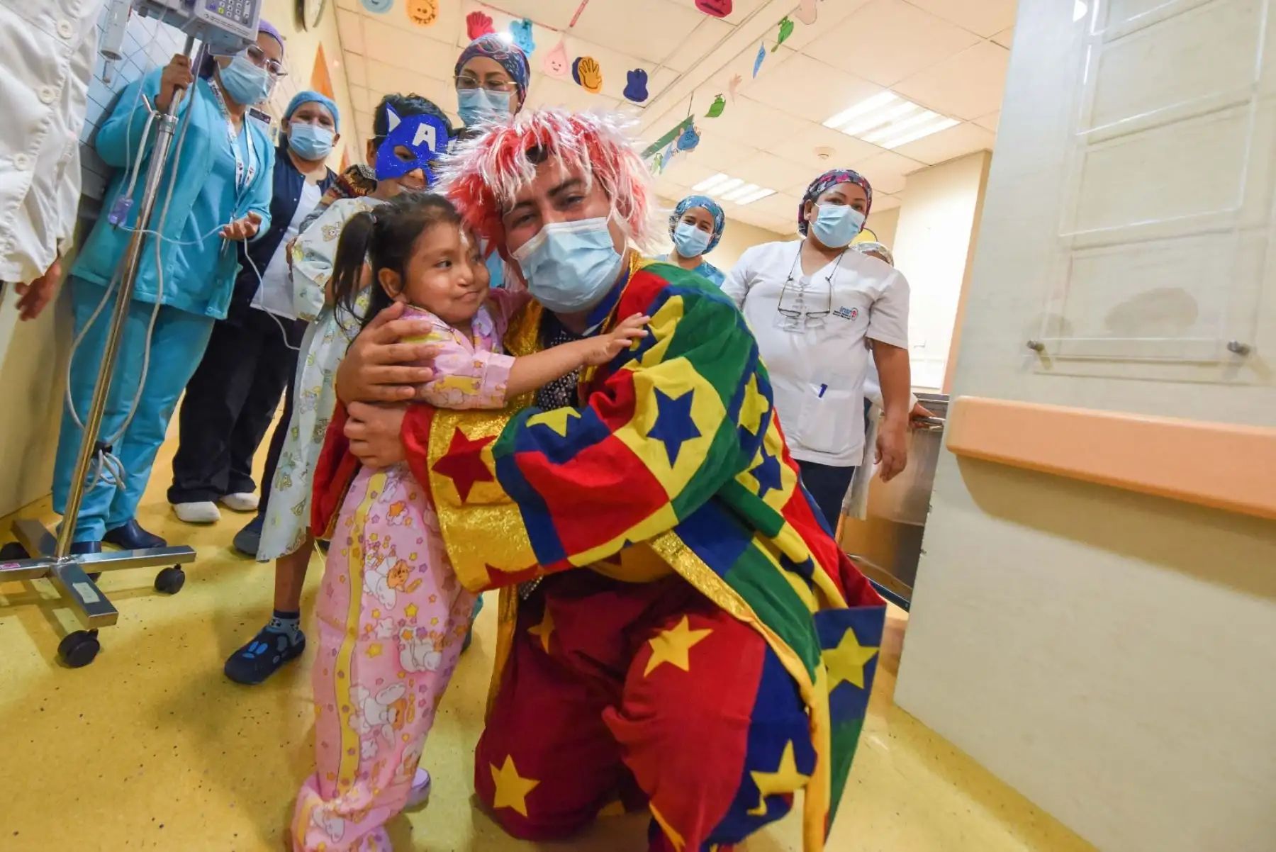 En el marco de la política de humanización impulsada por el Instituto Nacional de Salud del
Niño San Borja, los profesionales de la salud, entre médicos, enfermeras y técnicos de
enfermería, se vistieron de payasitos y hadas para sorprender a los pequeños pacientes
hospitalizados en el Día del Niño que se conmemora el tercer domingo de agosto.
Foto: ANDINA/Difusión