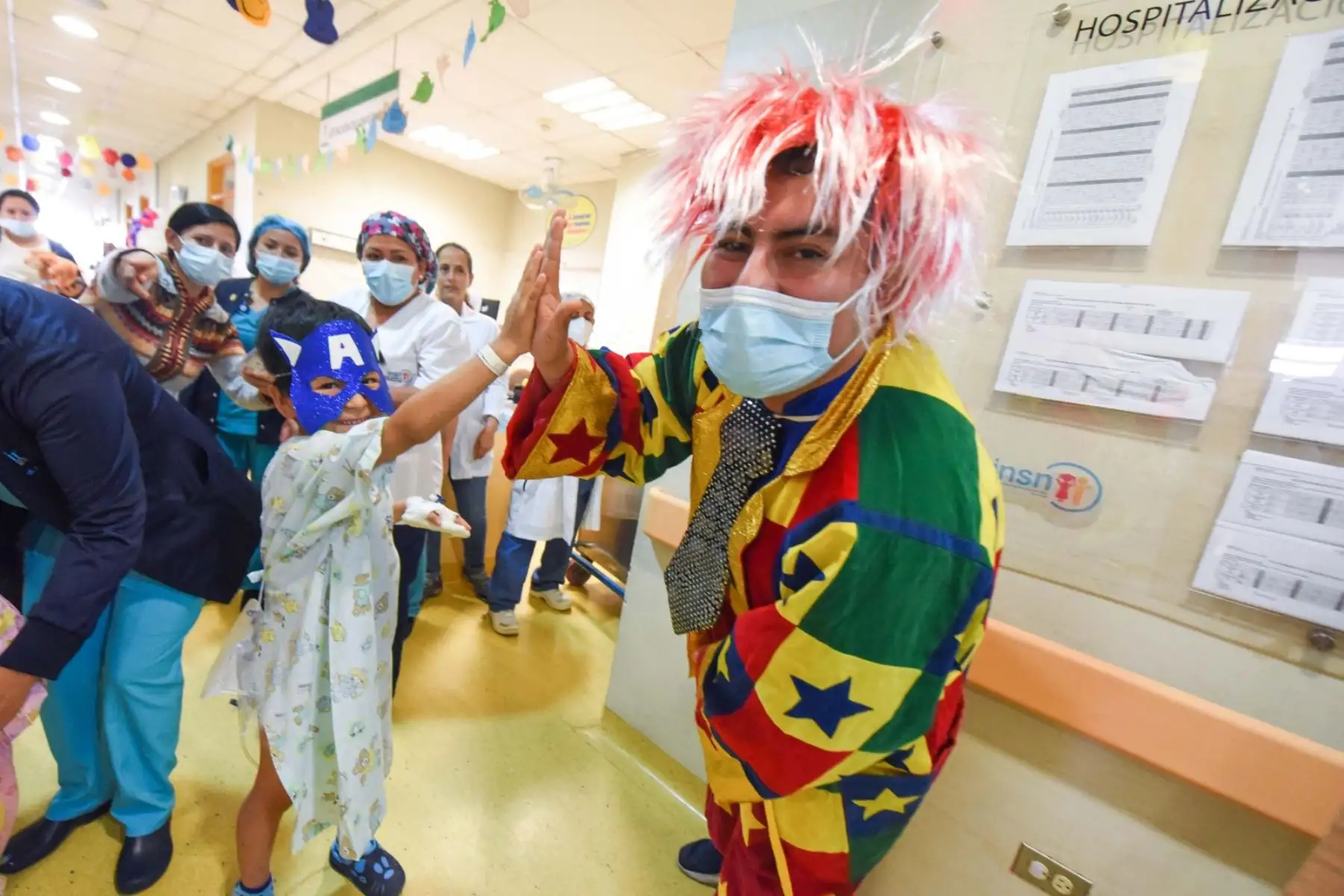 En el marco de la política de humanización impulsada por el Instituto Nacional de Salud del
Niño San Borja, los profesionales de la salud, entre médicos, enfermeras y técnicos de
enfermería, se vistieron de payasitos y hadas para sorprender a los pequeños pacientes
hospitalizados en el Día del Niño que se conmemora el tercer domingo de agosto.
Foto: ANDINA/Difusión
