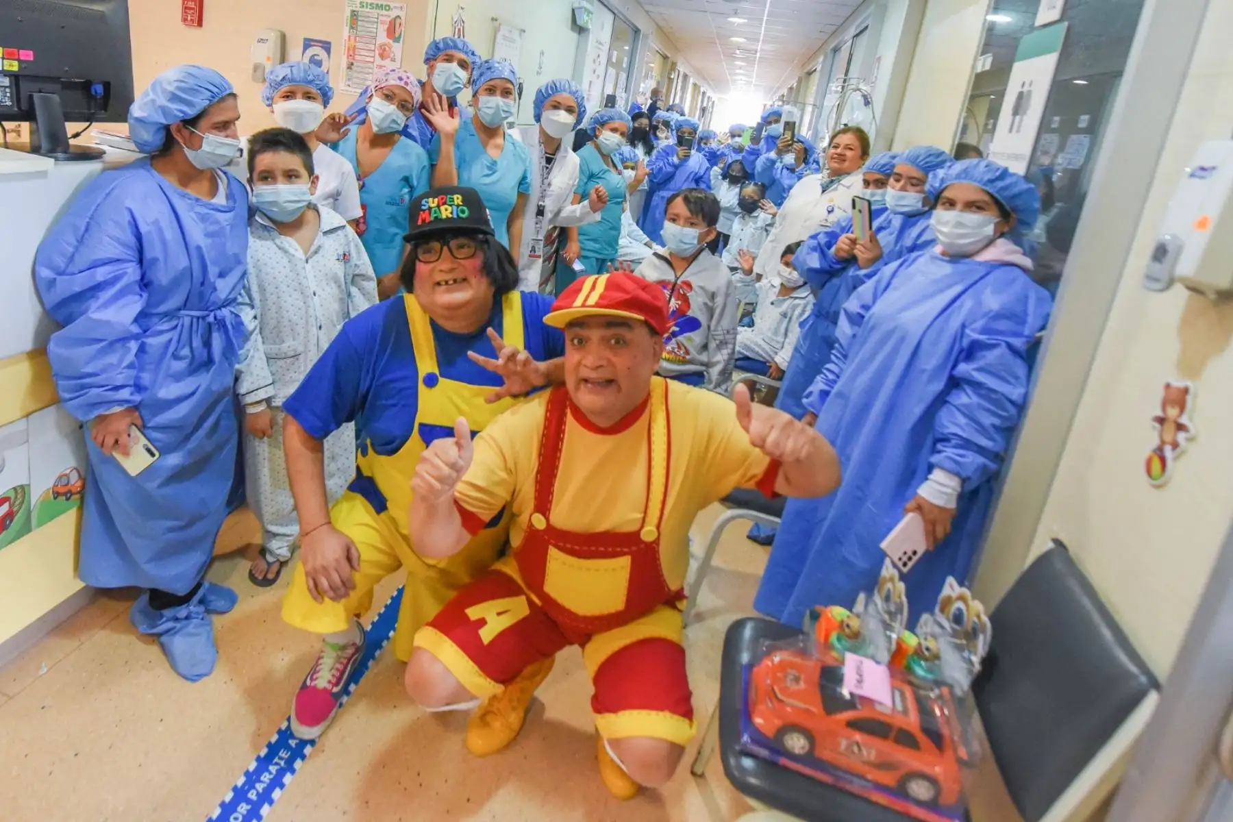 En el marco de la política de humanización impulsada por el Instituto Nacional de Salud delNiño San Borja, los profesionales de la salud, entre médicos, enfermeras y técnicos de enfermería, se vistieron de payasitos y hadas para sorprender a los pequeños pacientes hospitalizados en el Día del Niño Junto a los personajes “Arturito” y “Alfredito” recorrieron diversas áreas de hospitalización.
Foto: ANDINA/Difusión