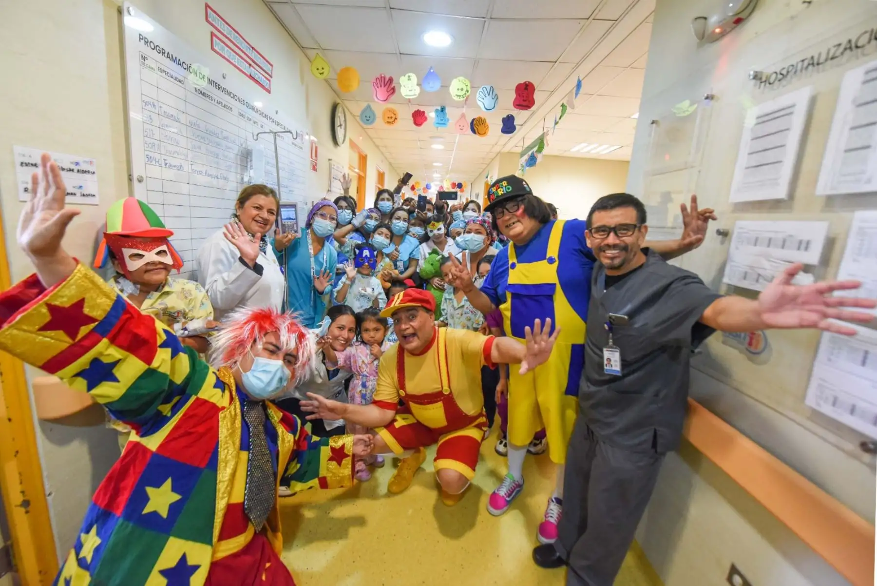 En el marco de la política de humanización impulsada por el Instituto Nacional de Salud delNiño San Borja, los profesionales de la salud, entre médicos, enfermeras y técnicos de enfermería, se vistieron de payasitos y hadas para sorprender a los pequeños pacientes hospitalizados en el Día del Niño Junto a los personajes “Arturito” y “Alfredito” recorrieron diversas áreas de hospitalización.
Foto: ANDINA/Difusión