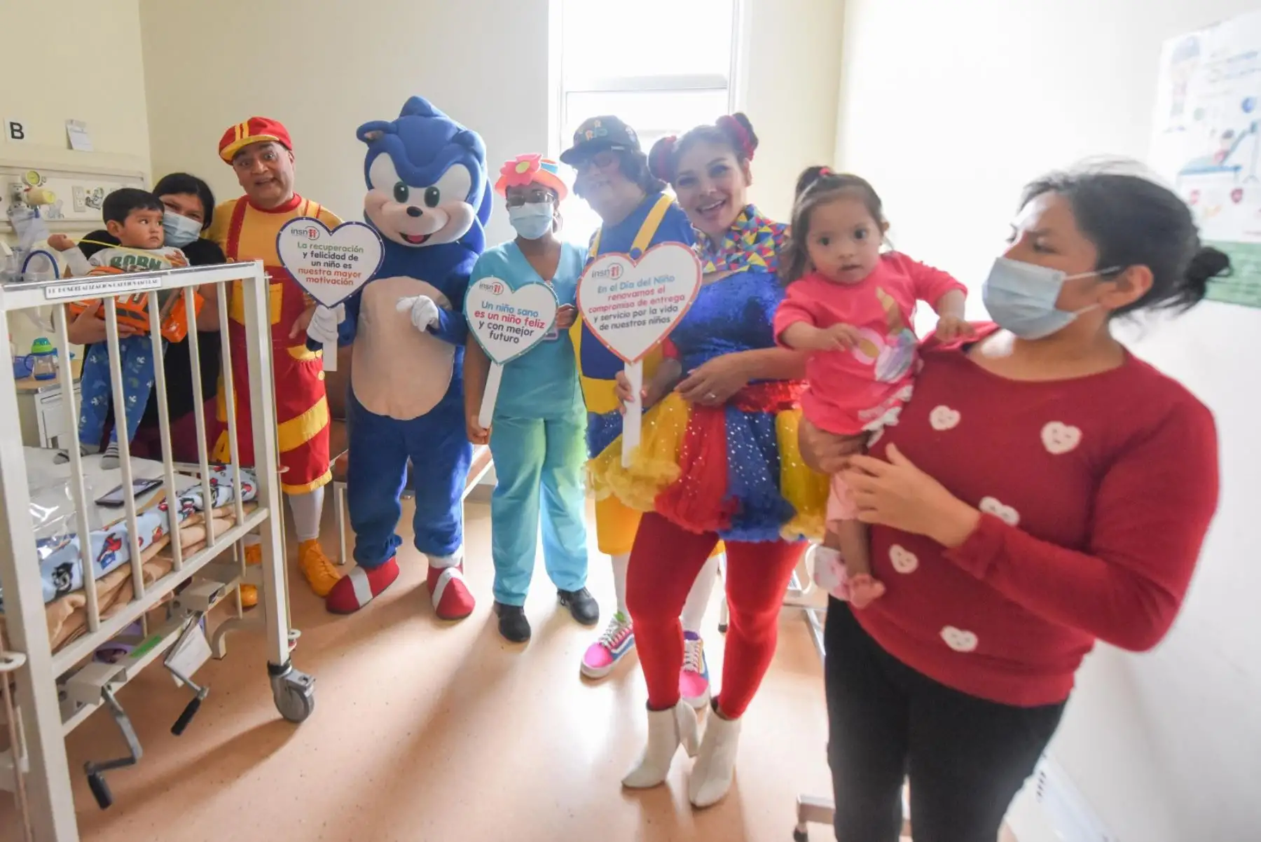 En el marco de la política de humanización impulsada por el Instituto Nacional de Salud delNiño San Borja, los profesionales de la salud, entre médicos, enfermeras y técnicos de enfermería, se vistieron de payasitos y hadas para sorprender a los pequeños pacientes hospitalizados en el Día del Niño Junto a los personajes “Arturito” y “Alfredito” recorrieron diversas áreas de hospitalización.
Foto: ANDINA/Difusión