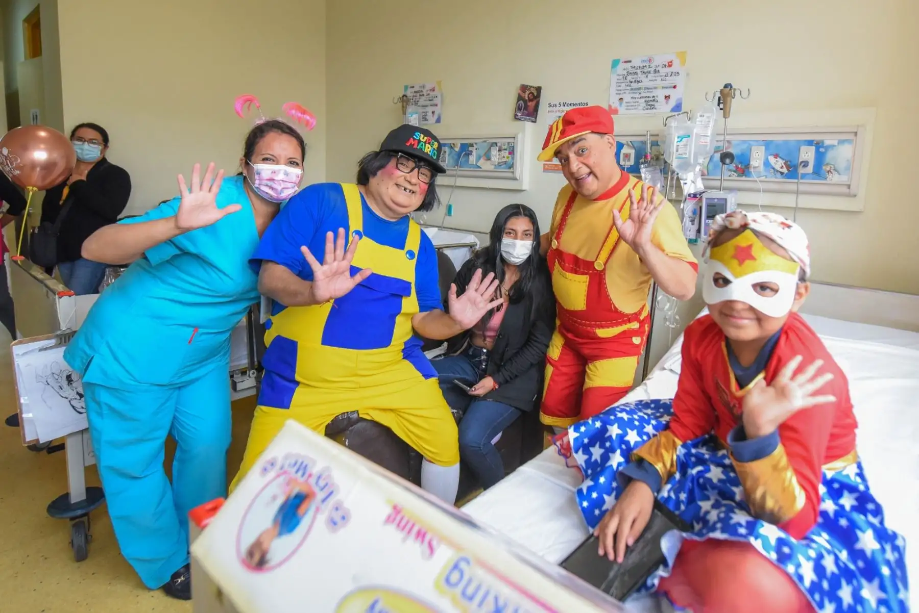 En el marco de la política de humanización impulsada por el Instituto Nacional de Salud delNiño San Borja, los profesionales de la salud, entre médicos, enfermeras y técnicos de enfermería, se vistieron de payasitos y hadas para sorprender a los pequeños pacientes hospitalizados en el Día del Niño Junto a los personajes “Arturito” y “Alfredito” recorrieron diversas áreas de hospitalización.
Foto: ANDINA/Difusión