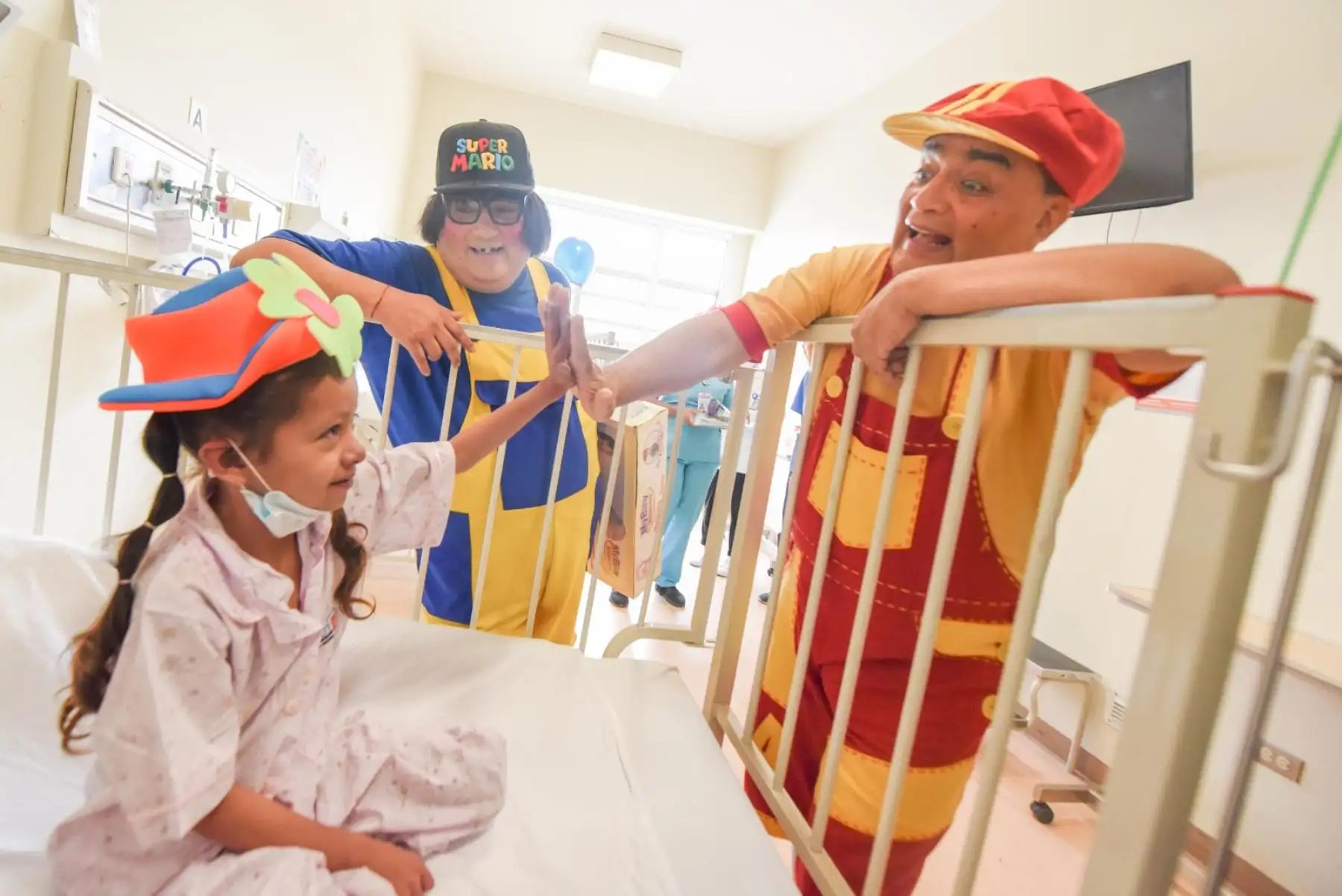 En el marco de la política de humanización impulsada por el Instituto Nacional de Salud delNiño San Borja, los profesionales de la salud, entre médicos, enfermeras y técnicos de enfermería, se vistieron de payasitos y hadas para sorprender a los pequeños pacientes hospitalizados en el Día del Niño Junto a los personajes “Arturito” y “Alfredito” recorrieron diversas áreas de hospitalización.
Foto: ANDINA/Difusión