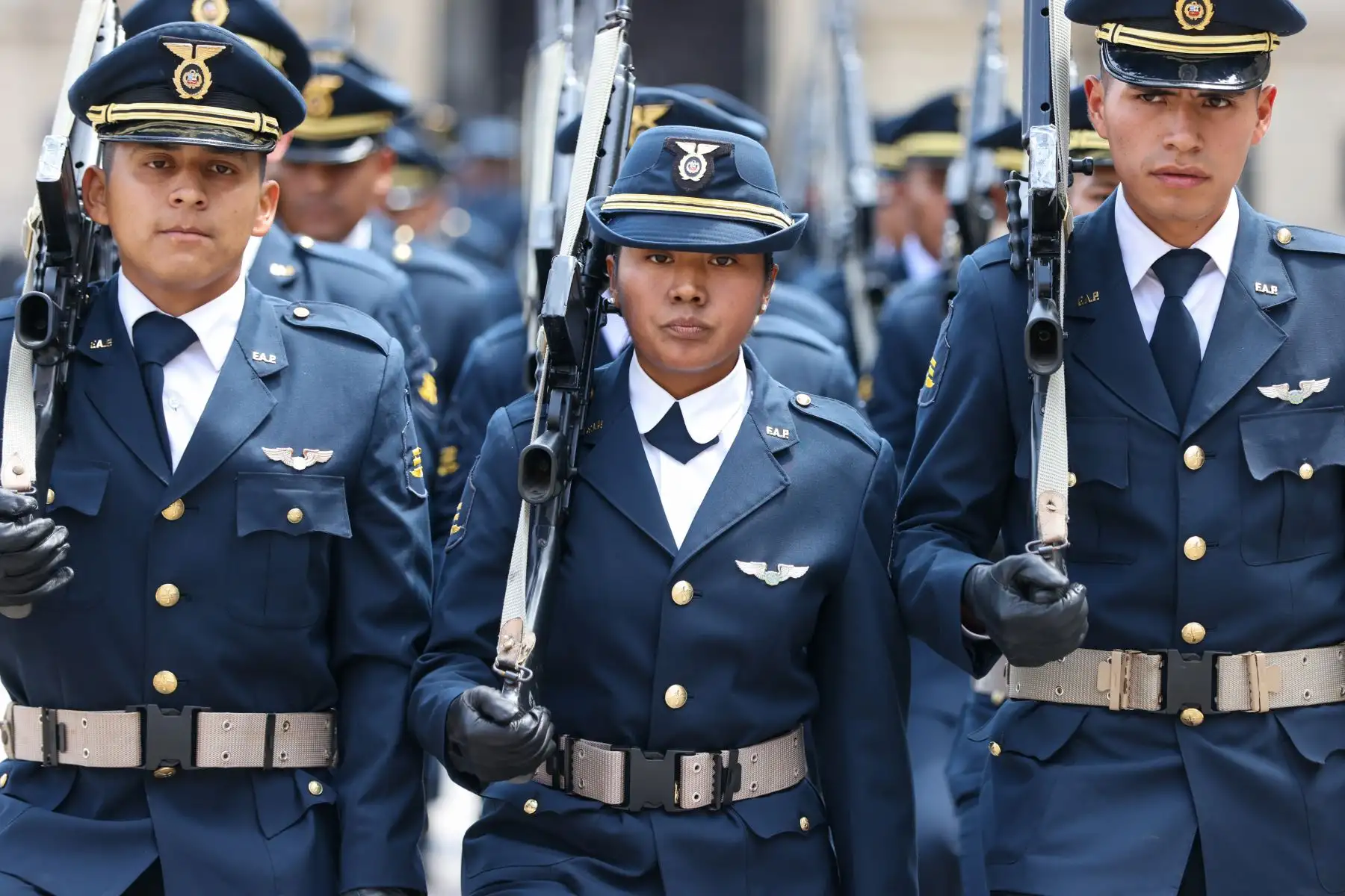 Palacio de Gobierno llevó a cabo este domingo una nueva edición del tradicional cambio de guardia en el Patio de Honor.
Foto: ANDINA/Prensa Presidencia
