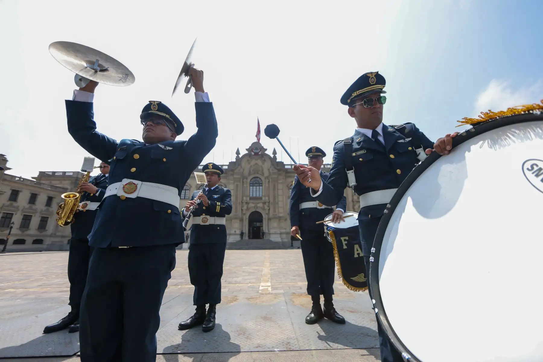 Palacio de Gobierno llevó a cabo este domingo una nueva edición del tradicional cambio de guardia en el Patio de Honor.
Foto: ANDINA/Prensa Presidencia
