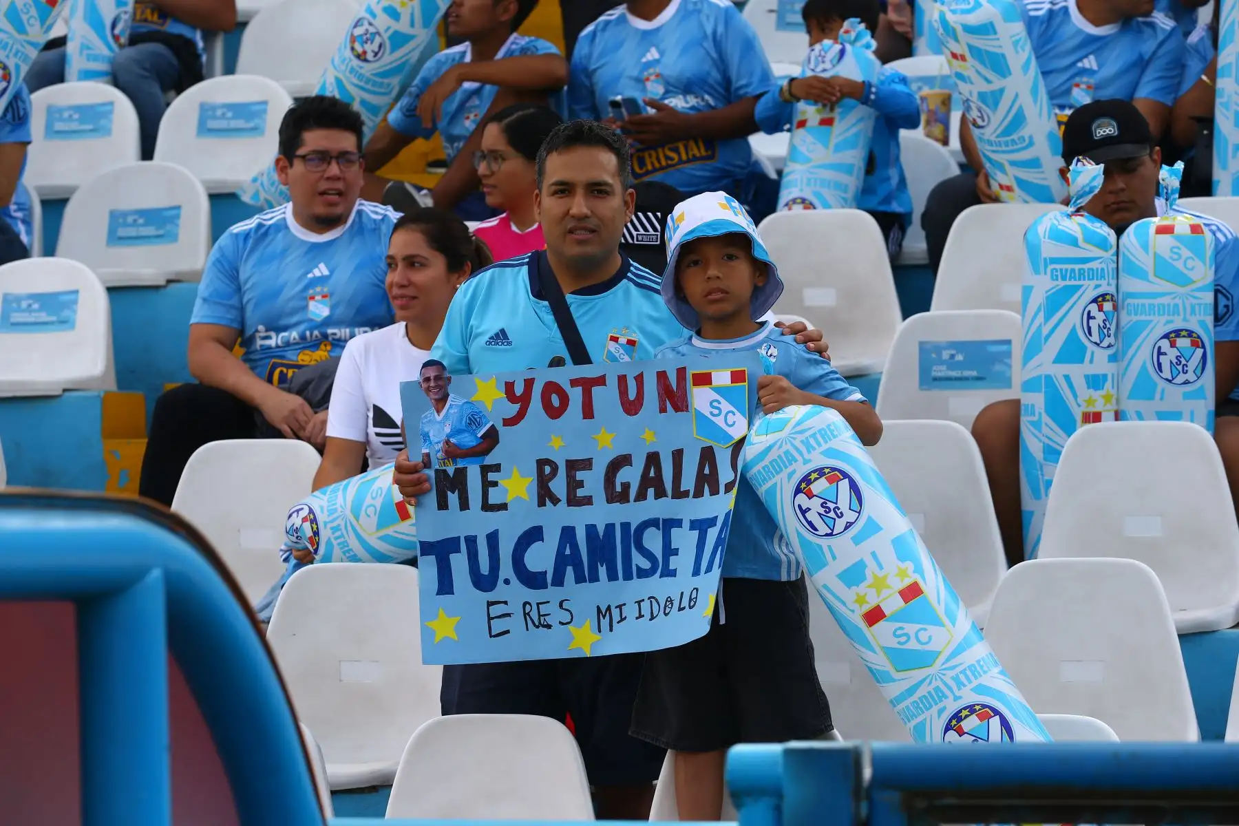 Hinchas llegan al estadio Alberto Gallardo para alentar a su equipo que se enfrenta al  Deportivo Municipal. Foto: ANDINA/Eddy Ramos