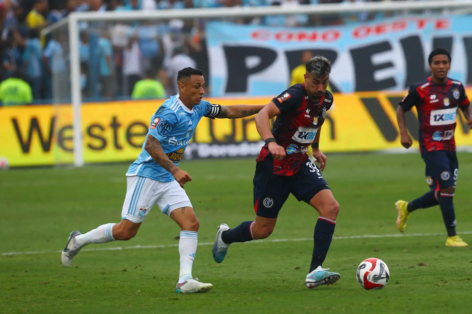 El jugador de Sporting Cristal,   Yoshimar Yotún, disputa el balón ante el jugador de Deportivo Municipal  por la fecha 10 del Torneo Clausura en el estadio Alberto Gallardo en SMP.  
Foto: ANDINA/Eddy Ramos