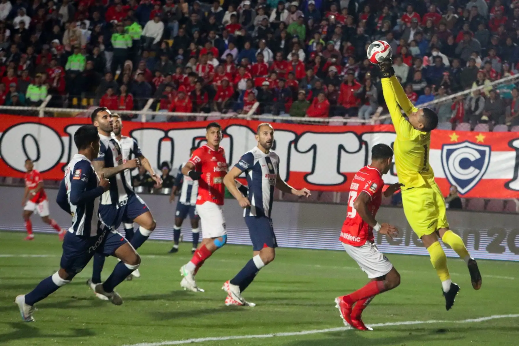 Alianza Lima se enfrenta al club Cienciano por la fecha 10 del Torneo Clausura en el estadio Garcilaso de la Vega de Cusco.
Foto: Liga 1