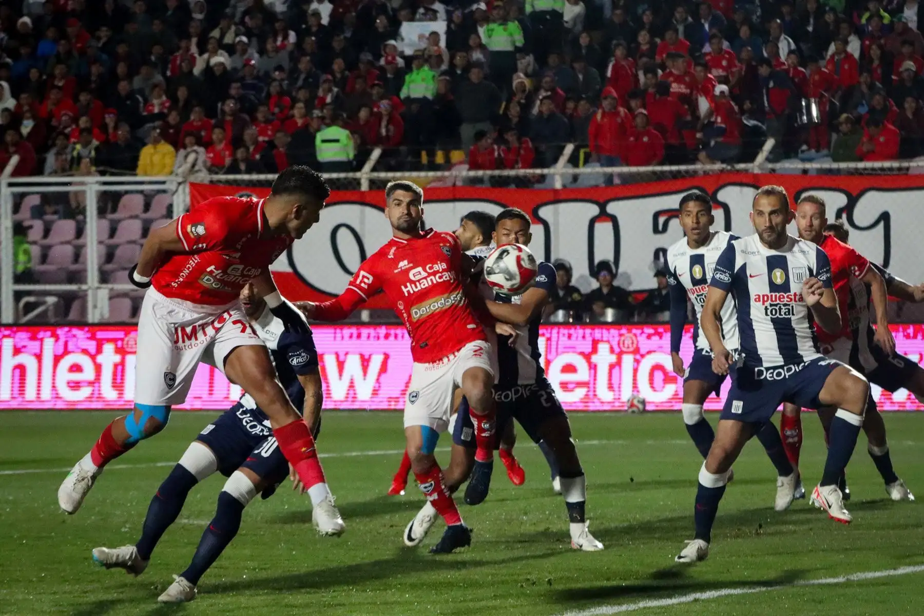Alianza Lima se enfrenta al club Cienciano por la fecha 10 del Torneo Clausura en el estadio Garcilaso de la Vega de Cusco.
Foto: Liga 1
