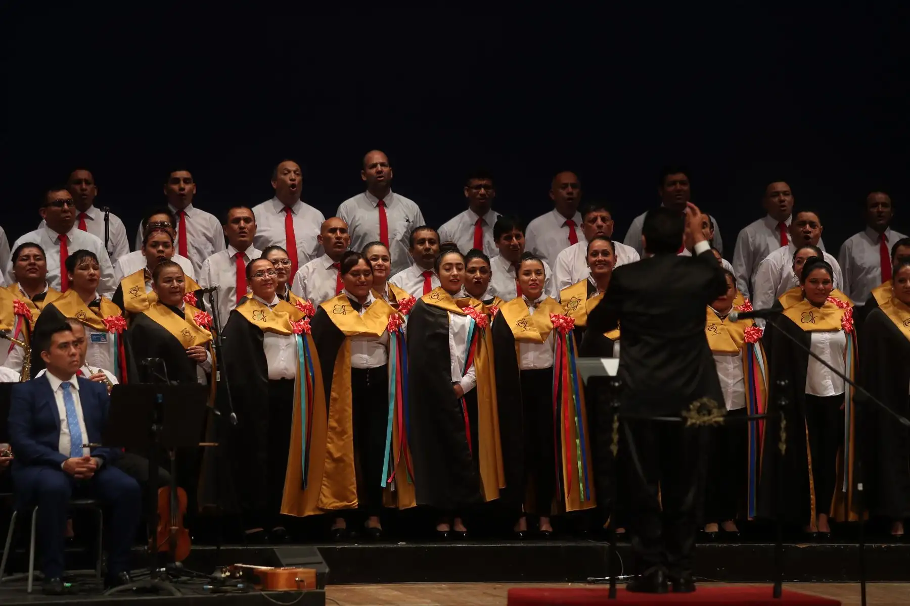 Coro Polifónicos INPE-Orquestando de los establecimientos penitenciarios donde mas de 120 internos estudiantes de música de los talleres de música del INPE se presentaron en el Teatro Municipal Foto: ANDINA/Ricardo Cuba