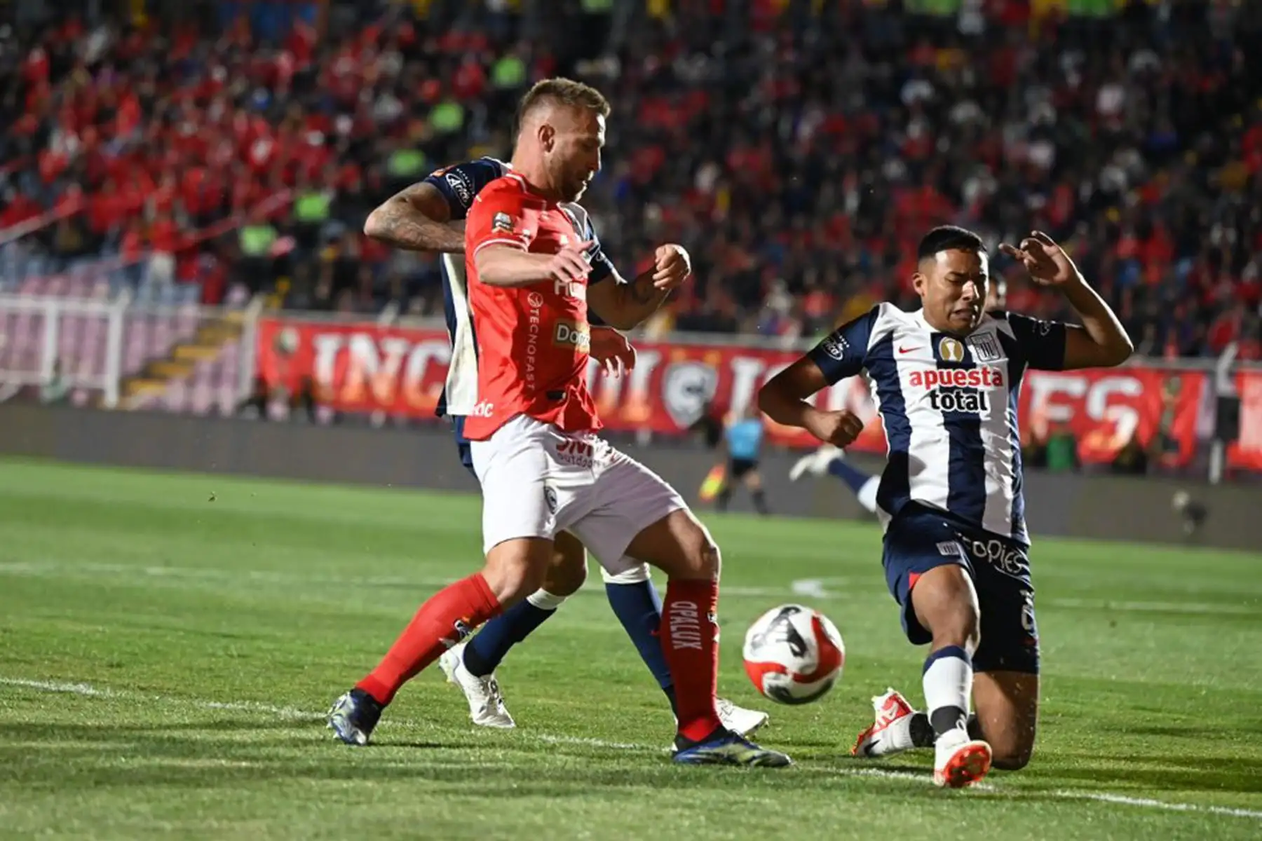 Alianza Lima se enfrenta al club Cienciano por la fecha 10 del Torneo Clausura en el estadio Garcilaso de la Vega de Cusco.
Foto: @Club_Cienciano