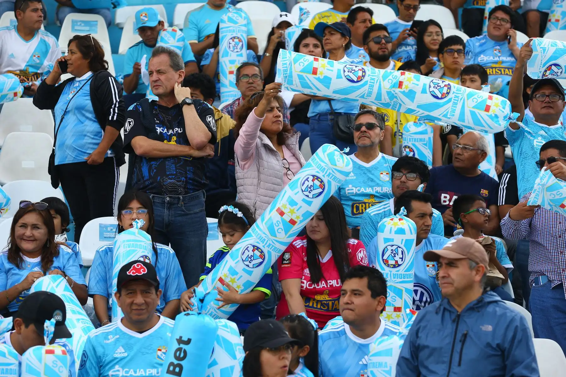 Hinchas llegan al estadio Alberto Gallardo para alentar a su equipo que se enfrenta al  Deportivo Municipal. Foto: ANDINA/Eddy Ramos