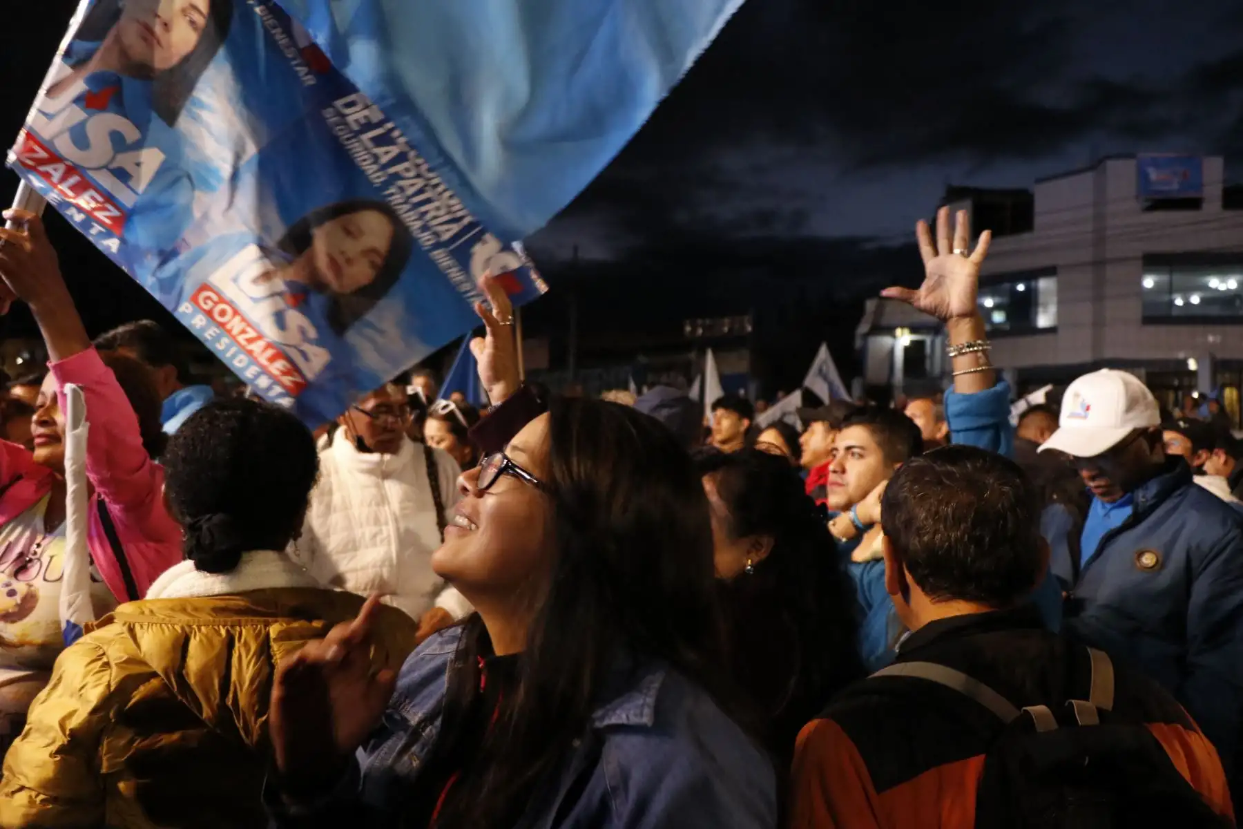 Los partidarios de la candidata presidencial ecuatoriana por el partido Movimiento Revolución Ciudadana, Luisa González, se reúnen frente a su sede en Quito.
Foto: AFP