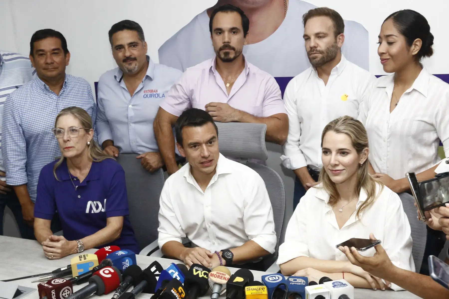 Imagen difundida por API que muestra al candidato presidencial ecuatoriano Daniel Noboa , del partido Acción Nacional Democrática, hablando después de conocer los primeros resultados de la elección presidencial y el referéndum sobre minería y petróleo, en su sede en Guayaquil, Ecuador.
Foto: AFP