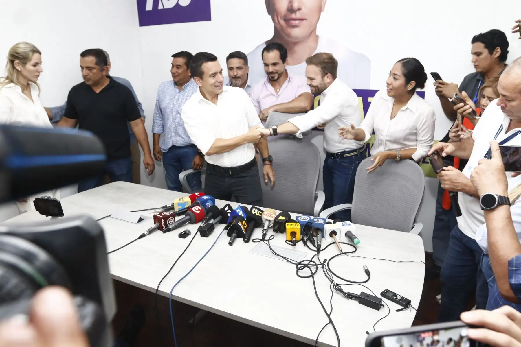 Fotografía difundida por API que muestra al candidato presidencial ecuatoriano Daniel Noboa, del partido Acción Nacional Democrática, celebrando los primeros resultados de la elección presidencial y referéndum sobre minería y petróleo, en su sede en Guayaquil, Ecuador.
Foto: AFP