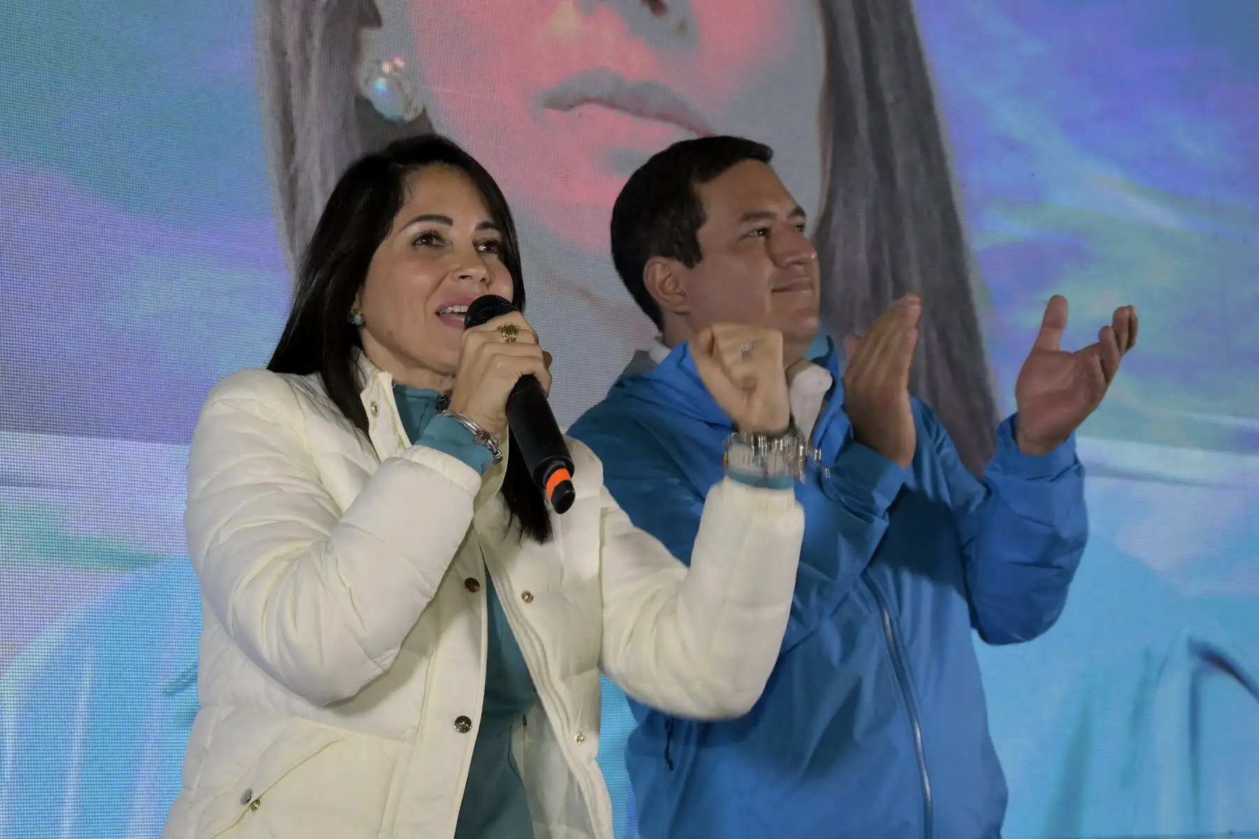 La candidata presidencial ecuatoriana por el partido Movimiento Revolución Ciudadana, Luisa González , habla con sus seguidores junto al candidato a vicepresidente Andrés Arauz después de conocer los primeros resultados de la elección presidencial y el referéndum sobre minería y petróleo en su sede en Quito.
Foto: AFP