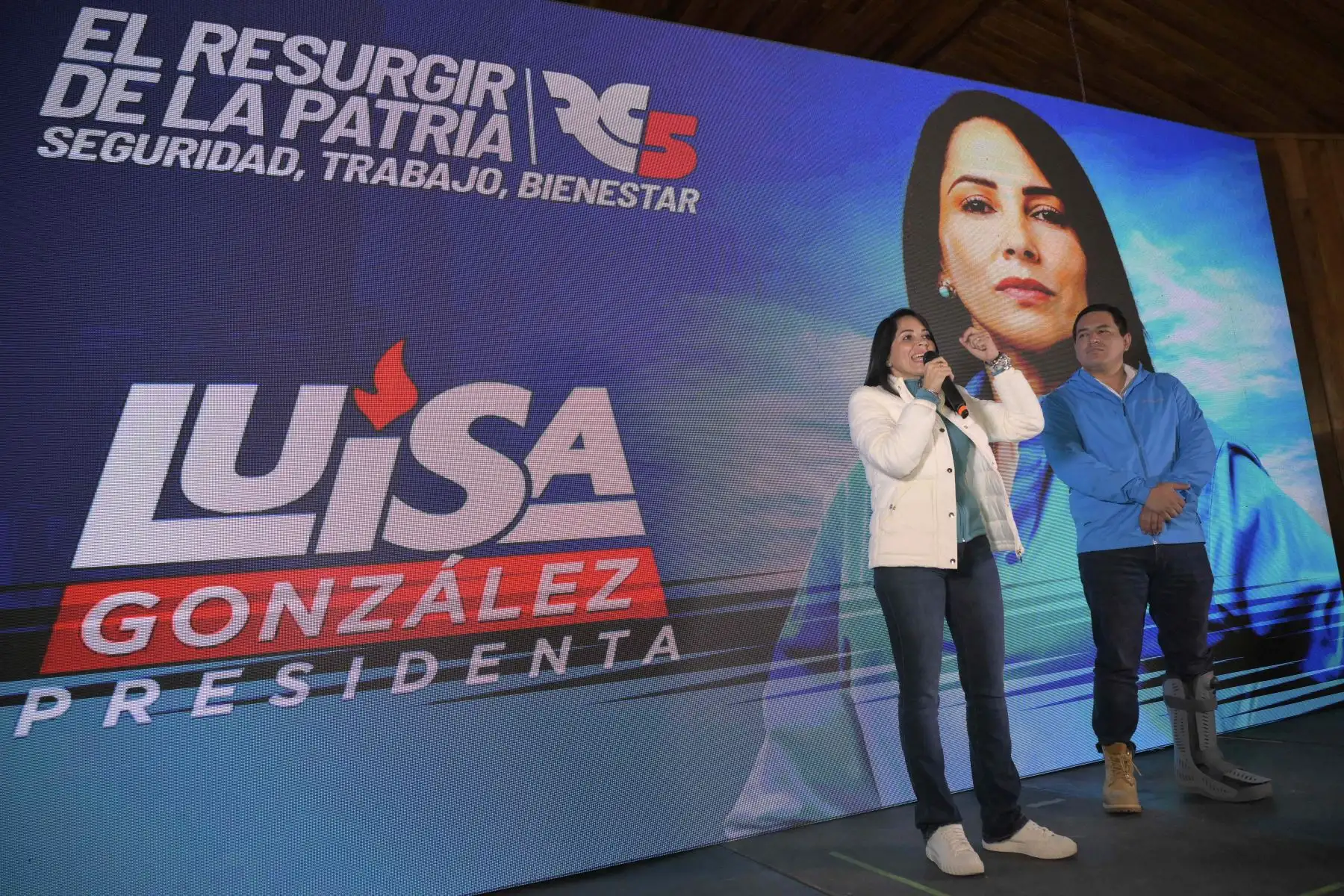 La candidata presidencial ecuatoriana por el partido Movimiento Revolución Ciudadana, Luisa González , habla con sus seguidores junto al candidato a vicepresidente Andrés Arauz después de conocer los primeros resultados de la elección presidencial y el referéndum sobre minería y petróleo en su sede en Quito.
Foto: AFP