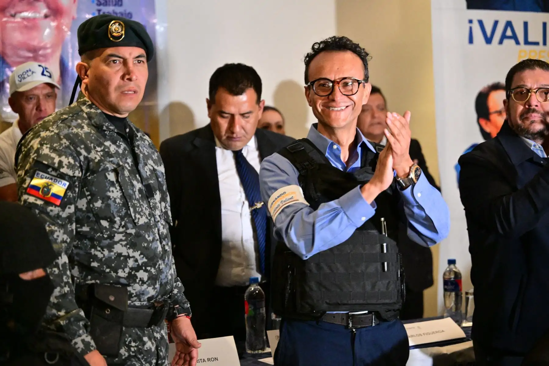 El candidato presidencial de Ecuador por el partido Construye, Christian Zurita, aplaude a sus simpatizantes luego de conocer los primeros resultados de la elección presidencial y referéndum sobre minería y petróleo en su sede en Quito.
Foto: AFP