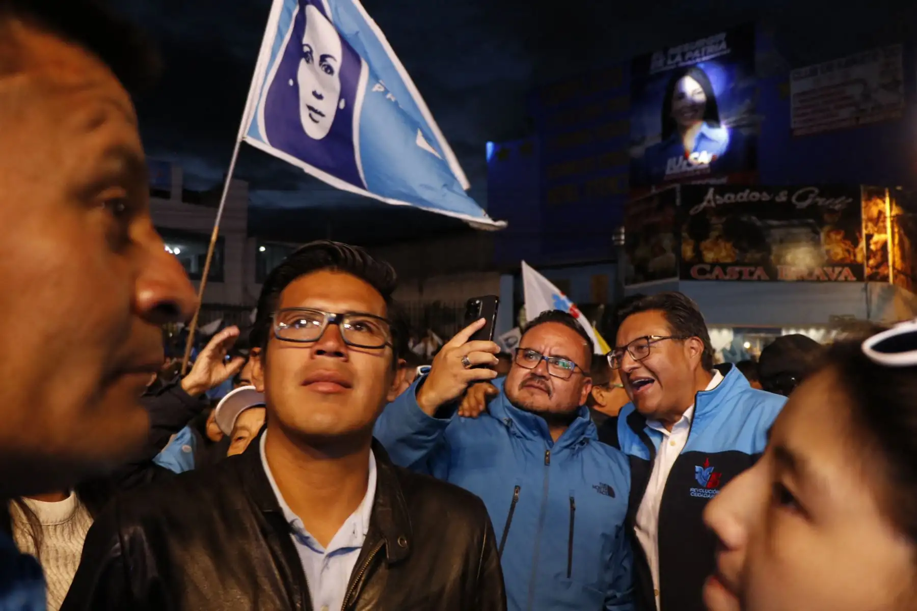 Los partidarios de la candidata presidencial ecuatoriana por el partido Movimiento Revolución Ciudadana, Luisa González, se reúnen frente a su sede en Quito.
Foto: AFP