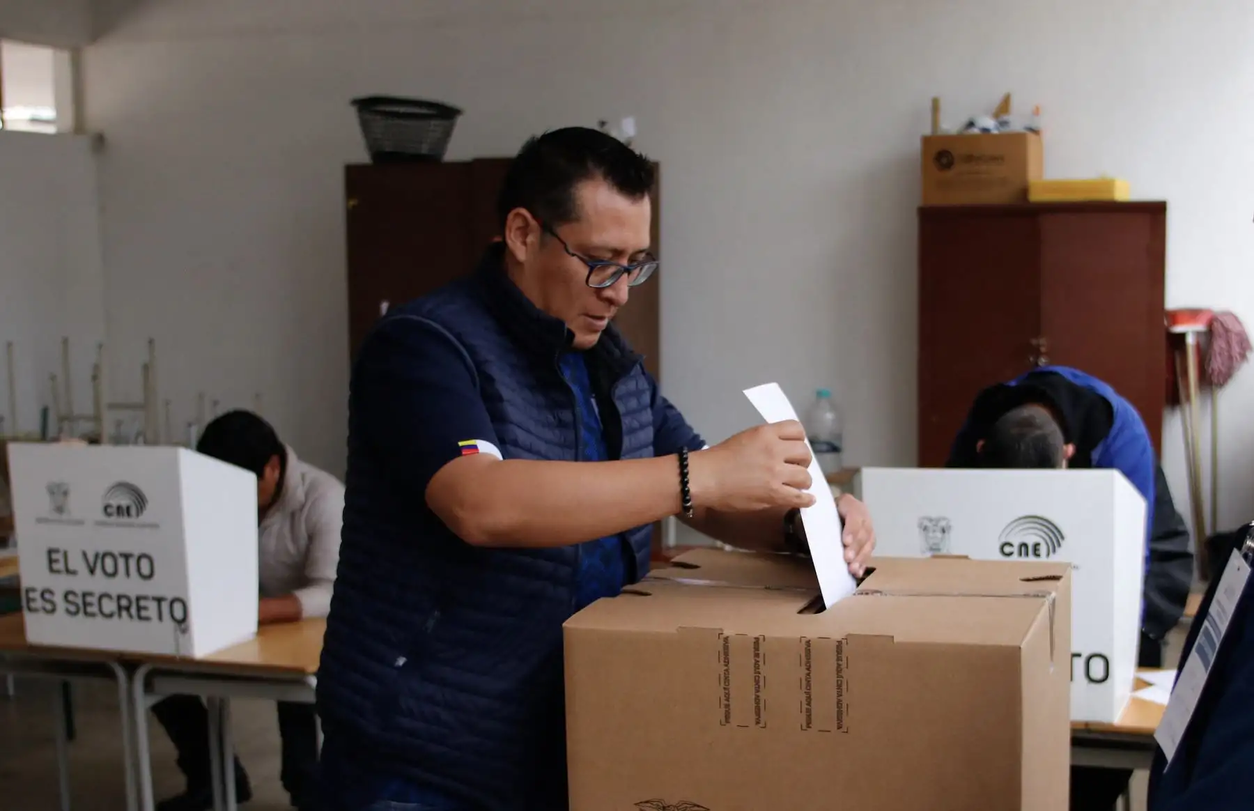 Un hombre emite su voto en una mesa de votación en Quito durante la elección presidencial ecuatoriana y el referéndum sobre minería y petróleo.
Foto: AFP