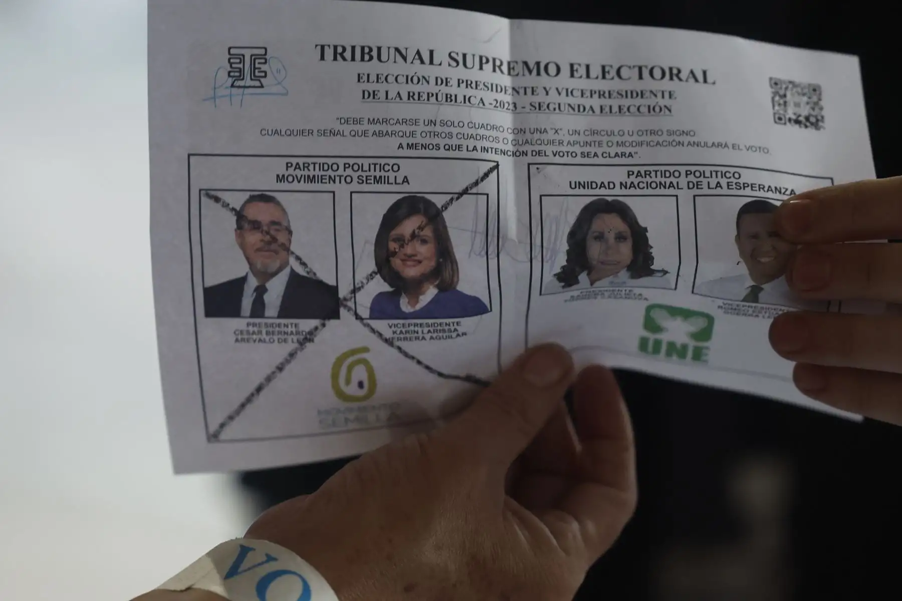 Integrantes de las mesas electorales hacen el recuento de votos tras el cierre de colegios electorales  en Ciudad de Guatemala.
Foto: EFE