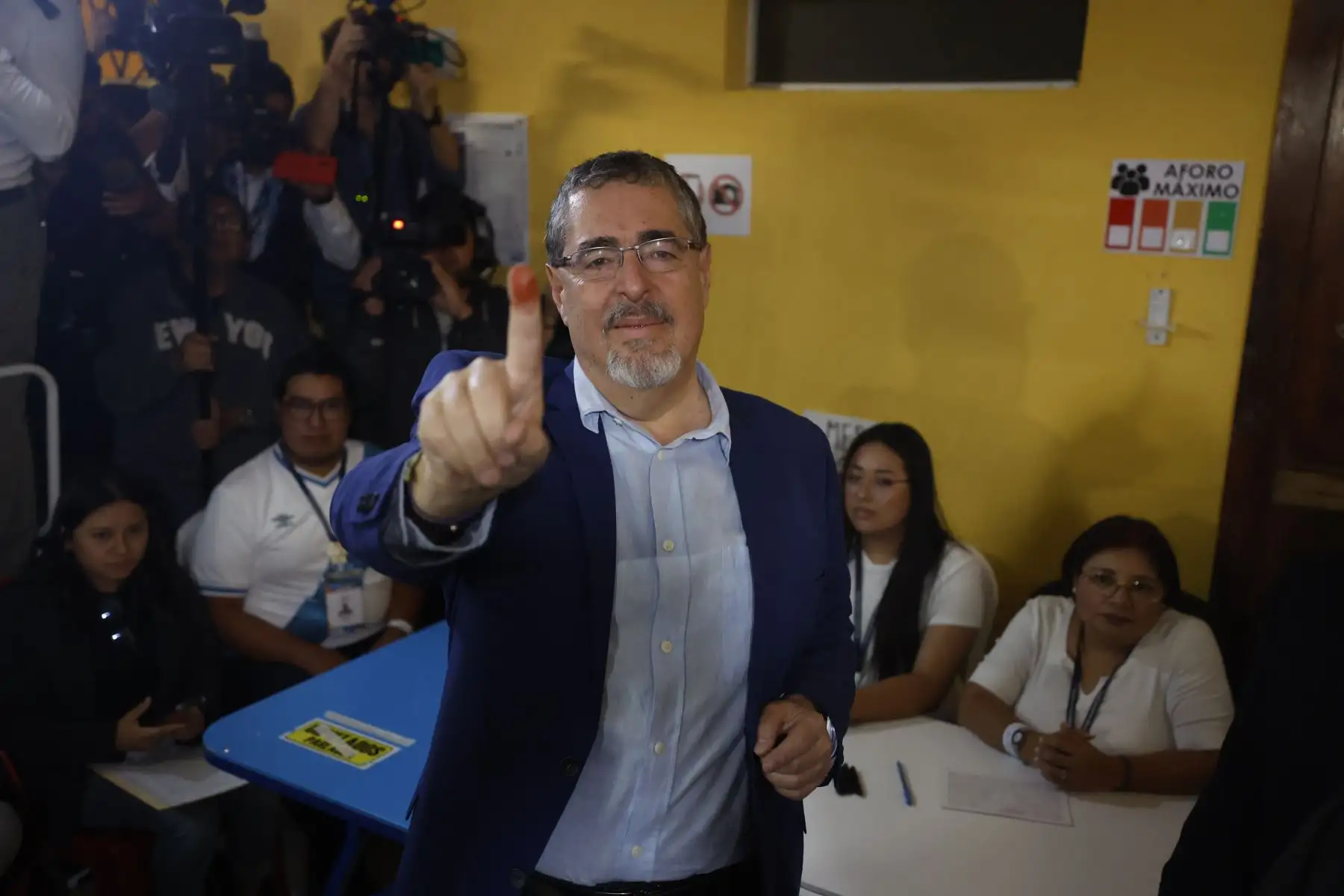 El académico progresista Bernardo Arévalo de León, del Movimiento Semilla, muestra su dedo tras votar durante la jornada electoral por la segunda vuelta de las elecciones presidenciales  en Ciudad de Guatemala.
Foto: AFP