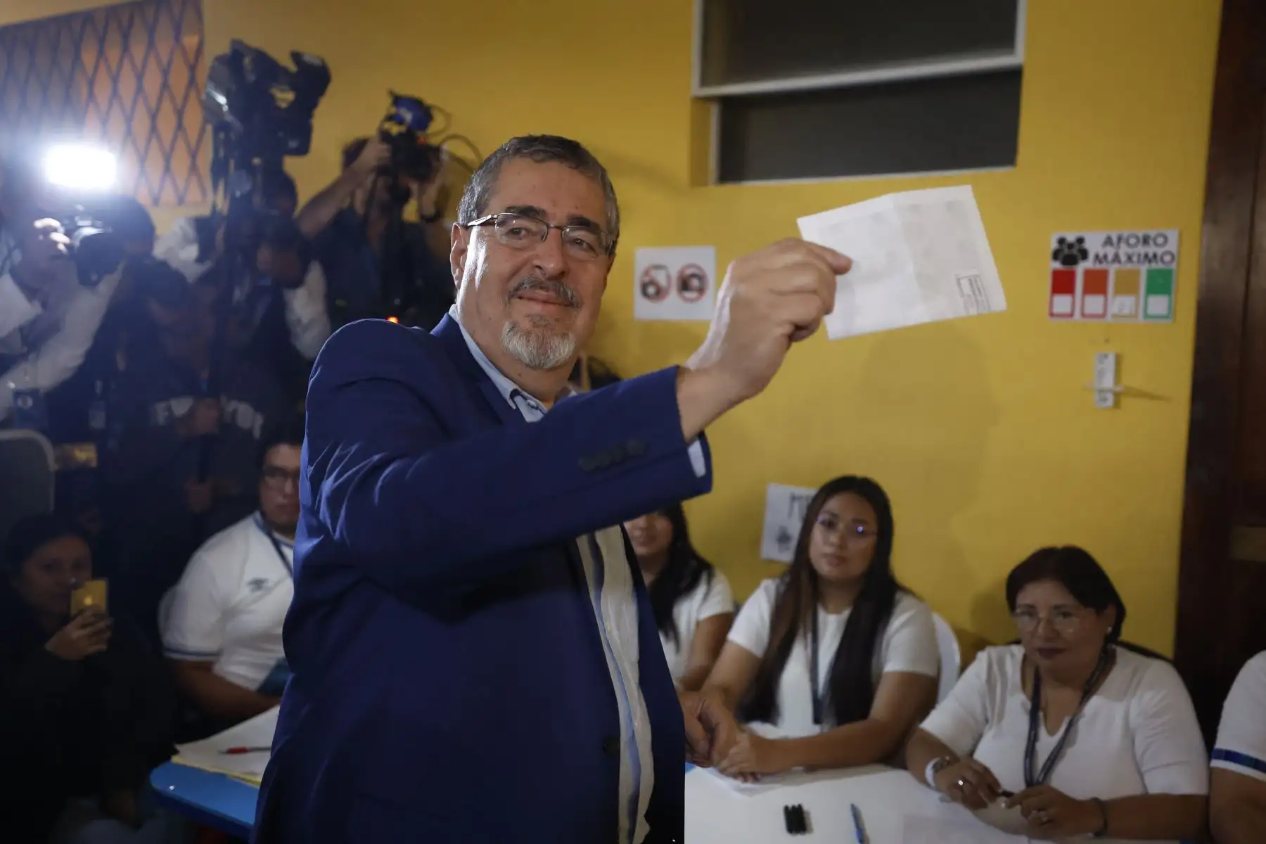 El académico progresista Bernardo Arévalo de León, del Movimiento Semilla, posa para fotos mientras vota durante la jornada electoral por la segunda vuelta de las elecciones presidenciales en Ciudad de Guatemala.
Foto: EFE