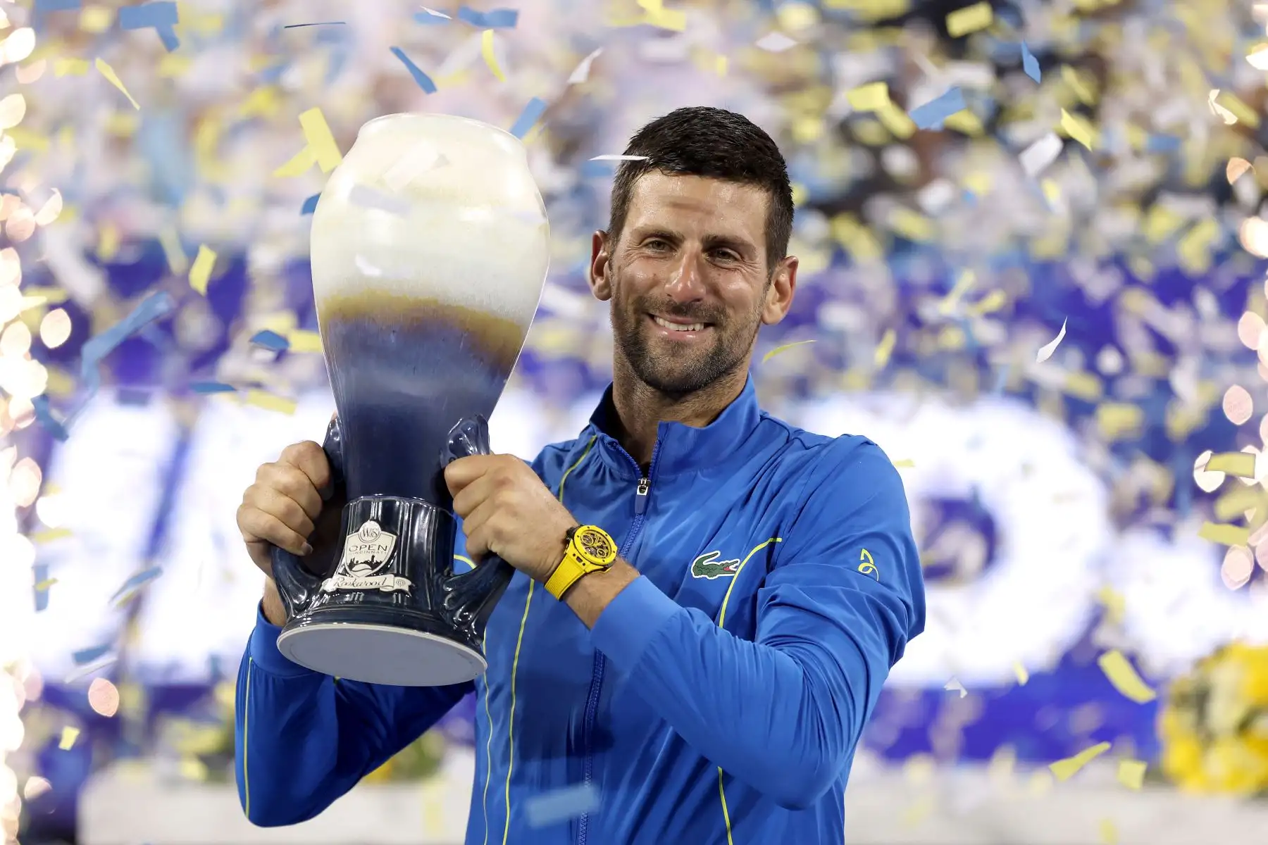 Novak Djokovic de Serbia posa con el trofeo después de derrotar a Carlos Alcaraz de España durante la final del Western & Southern Open en Lindner Family Tennis Center  en Mason, Ohio.
Foto: AFP