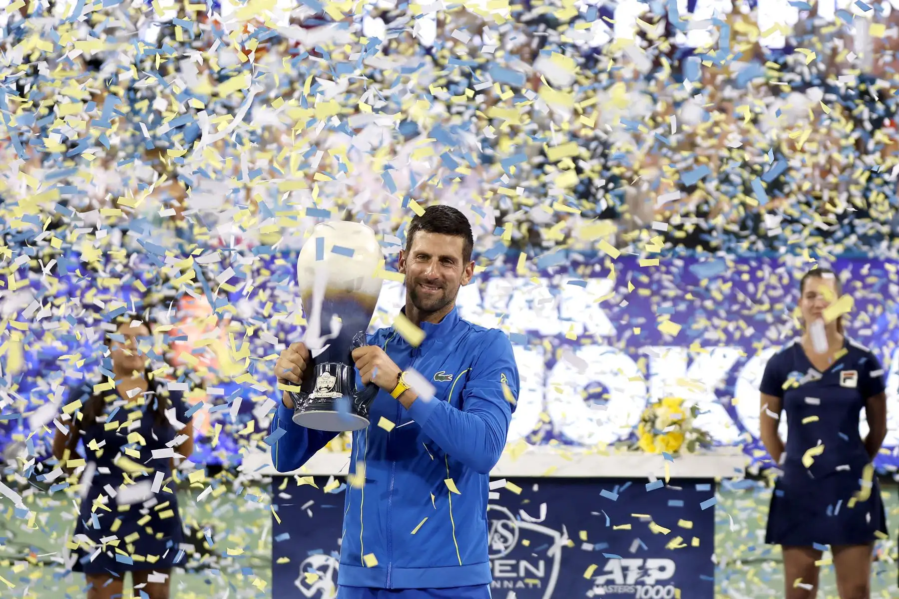 Novak Djokovic de Serbia posa con el trofeo después de derrotar a Carlos Alcaraz de España durante la final del Western & Southern Open en Lindner Family Tennis Center en Mason, Ohio. 
Foto: AFP
