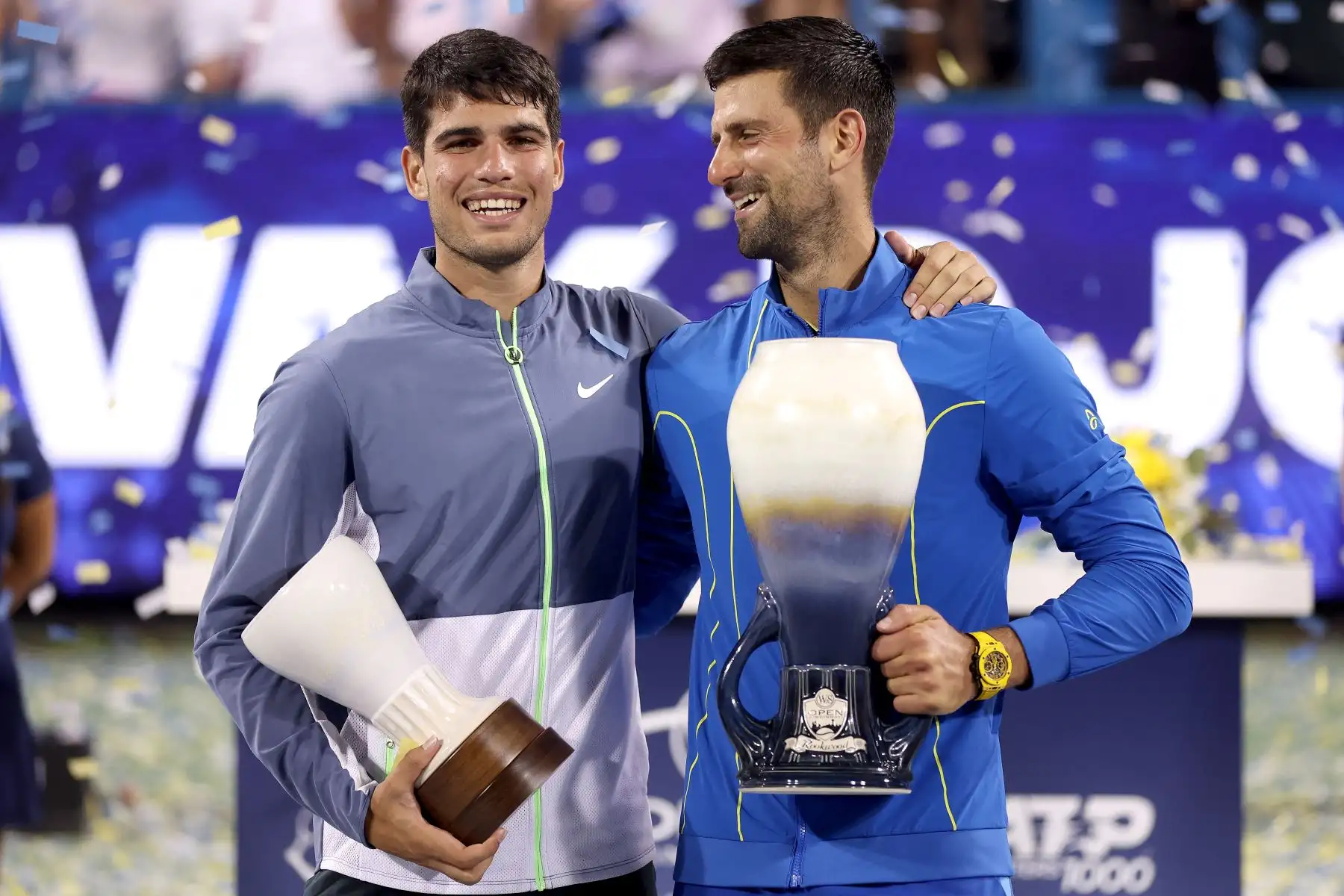 Carlos Alcaraz de España y Novak Djokovic de Serbia posan con sus trofeos después de la final del Western & Southern Open en el Lindner Family Tennis Center  en Mason, Ohio.
Foto: AFP