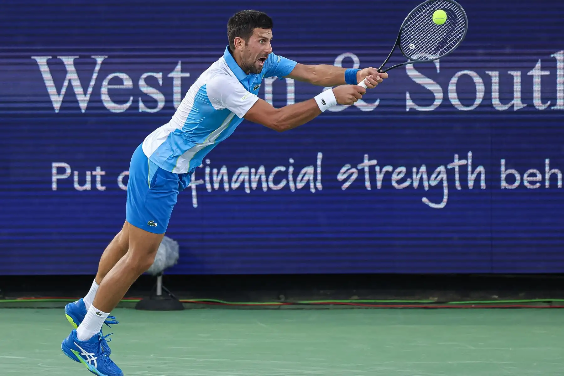 Novak Djokovic devuelve el balón durante la final individual masculina del Western & Southern Open en el Lindner Family Tennis Center el  en Mason, Ohio.
Foto: AFP