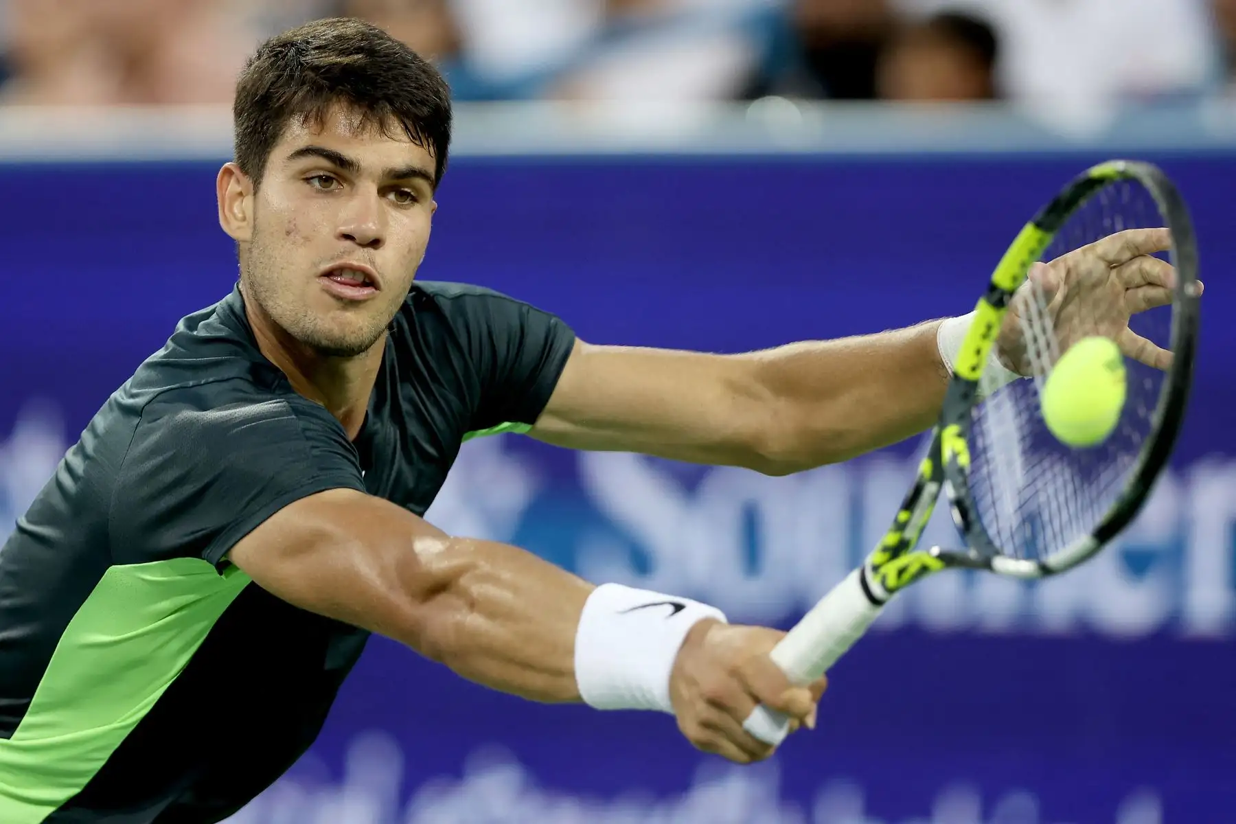 Carlos Alcaraz de España devuelve un tiro a Novak Djokovic de Serbia durante la final del Western & Southern Open en Lindner Family Tennis Center en Mason, Ohio. 
Foto: AFP