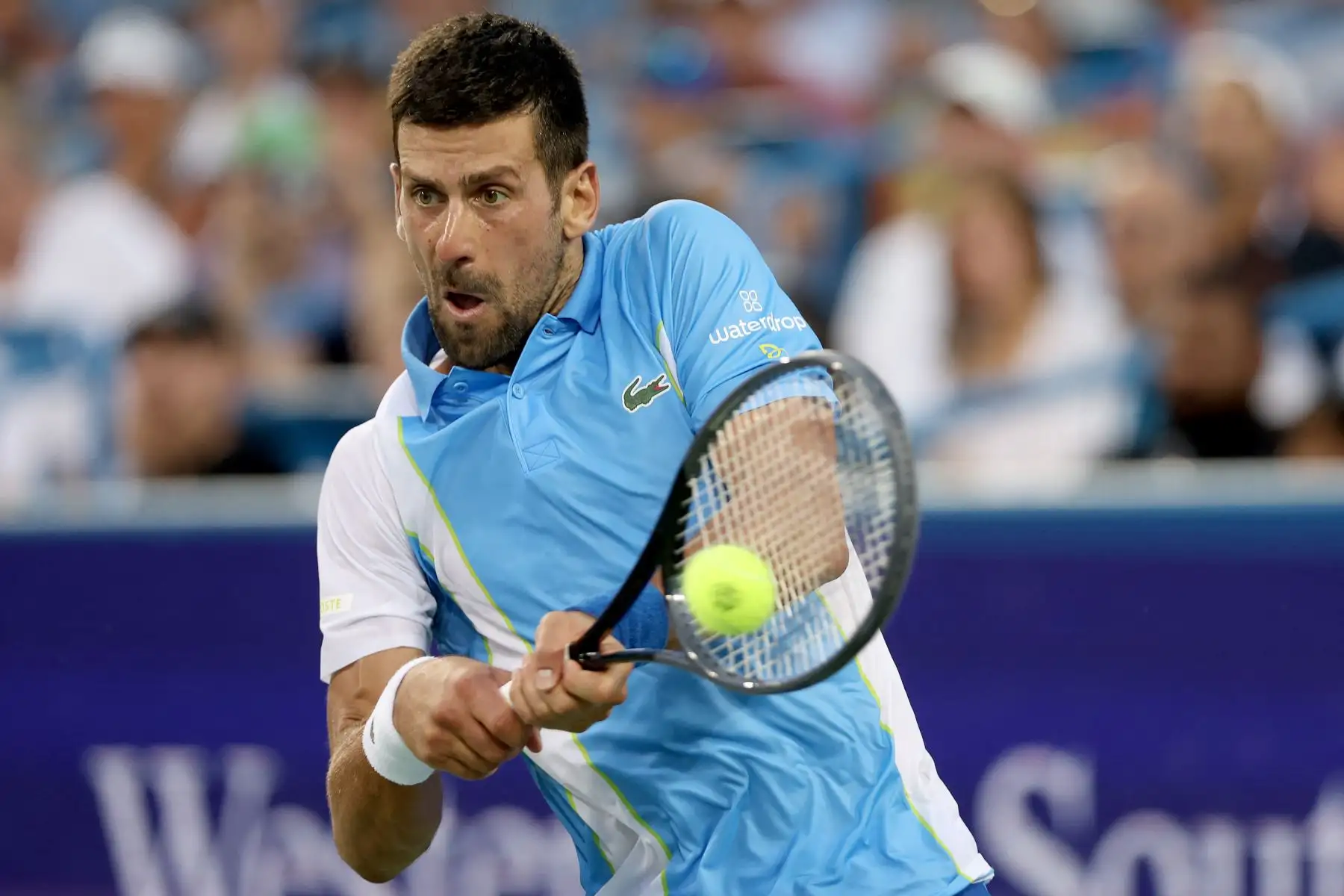 ovak Djokovic de Serbia devuelve un tiro a Carlos Alcaraz de España durante la final del Western & Southern Open en el Lindner Family Tennis Center el  en Mason, Ohio. 
Foto: AFP