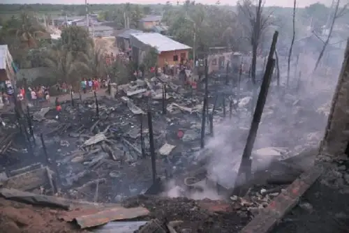La Municipalidad Provincial de Alto Amazonas entregó camas y colchas como Bienes de Ayuda Humanitaria para las 160 personas damnificadas, quienes pernoctan en el coliseo cerrado del Instituto Peruano del Deporte (IPD).