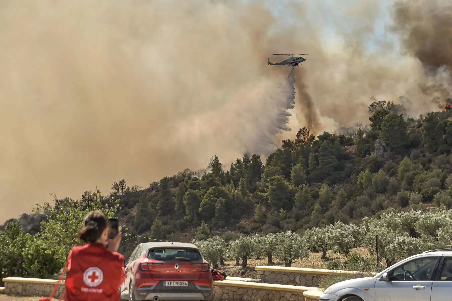 Un helicóptero de extinción de incendios arroja agua sobre un incendio forestal cerca de Prodromos, 100 km al noreste de Atenas. Foto:ANDINA/AFP