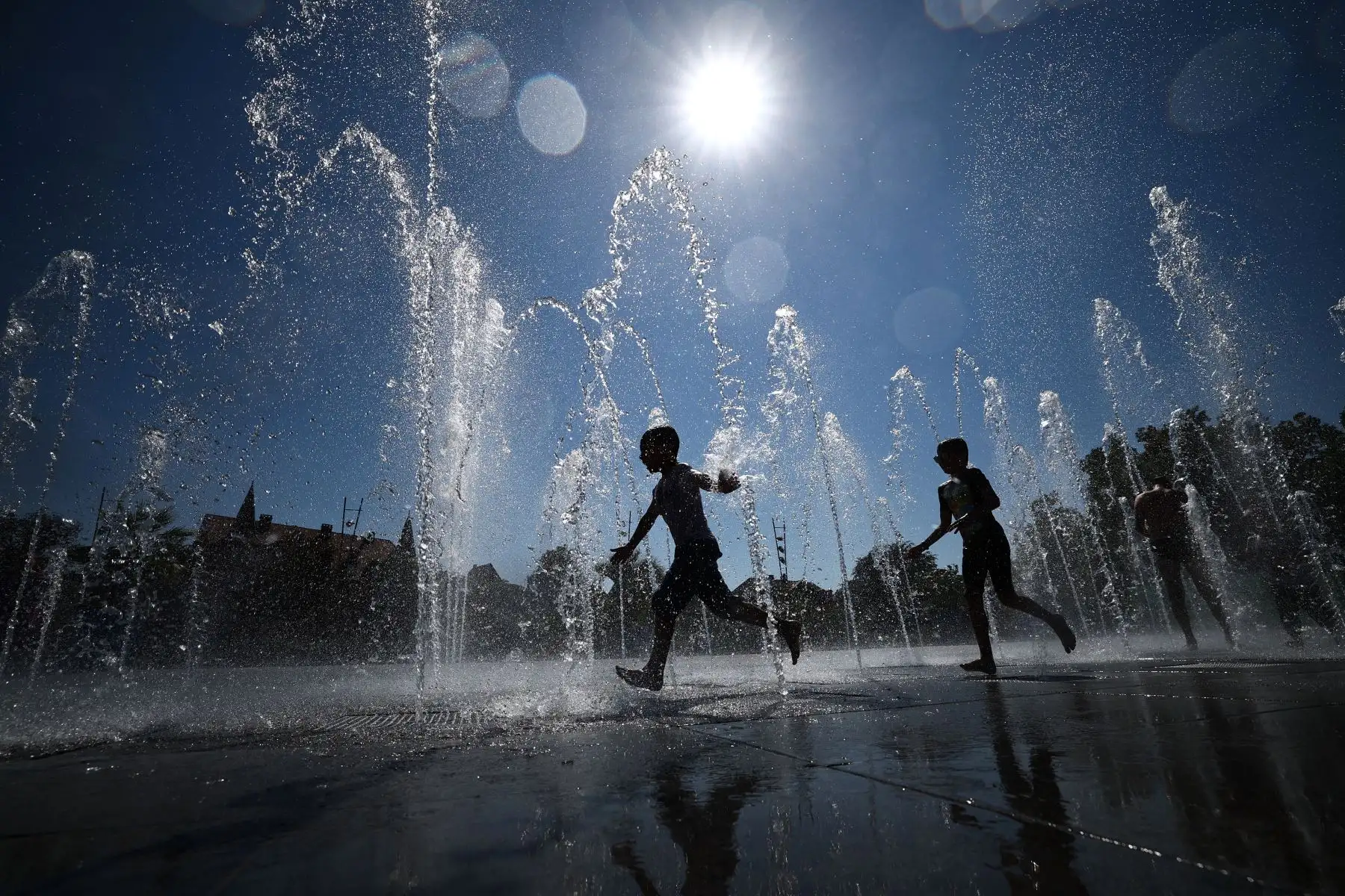 Los niños se refrescan mientras corren a través de una fuente pública en Colmar, este de Francia, mientras Francia experimenta una ola de calor a fines del verano. En el episodio "más caluroso" del verano de 2023 en Francia, Météo-France advirtió sobre una ola de calor "intensa y duradera" con 50 de los 96 departamentos de Francia continental colocados en vigilancia naranja diciendo que "podríamos alcanzar niveles de temperatura nunca antes vistos en Francia". ". La temperatura más alta jamás registrada en