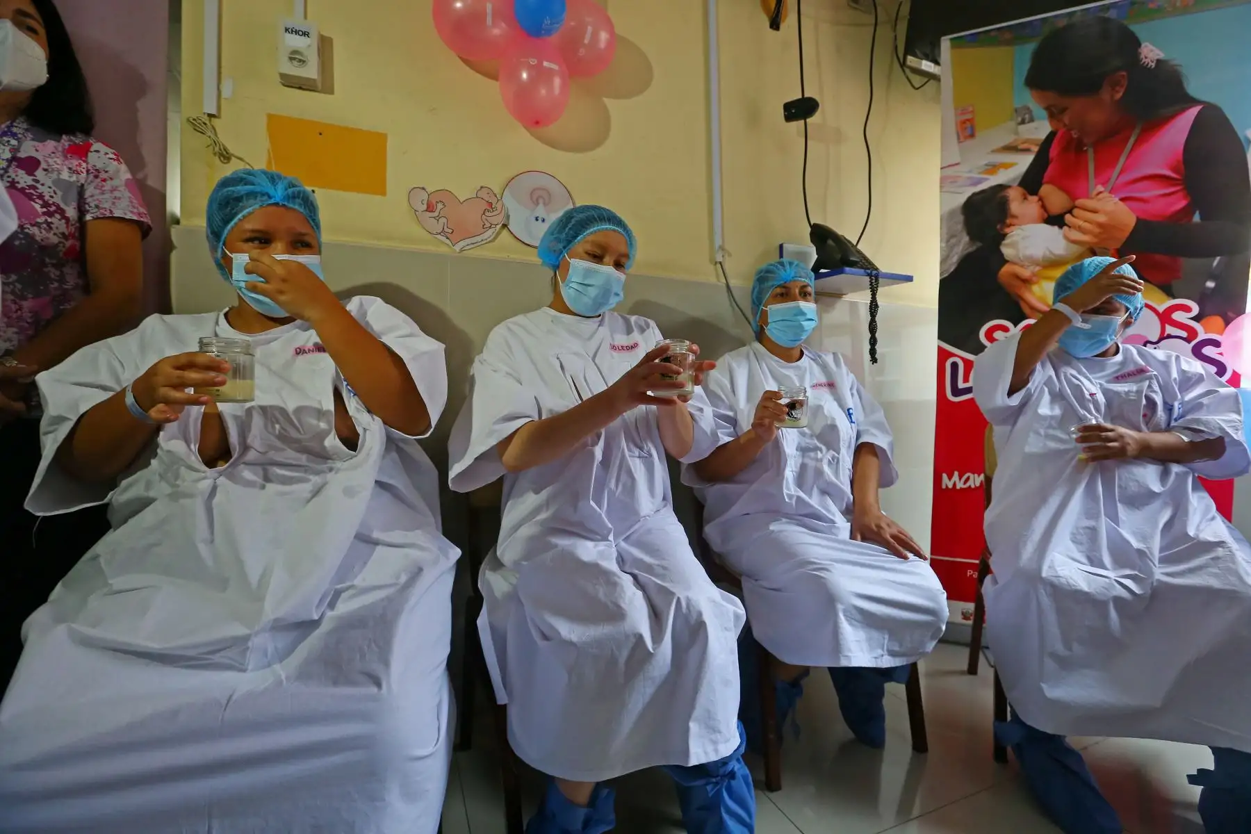 Flamante ganadora gran maratón de extracción de leche materna, realizada en el Hospital Nacional Docente Madre Niño San Bartolomé. El 1er puesto le corresponde a la señora Rosaura Soledad,  quien extrajo 110 mililitros de leche materna en 15 minutos. 
Foto: ANDINA/Eddy Ramos