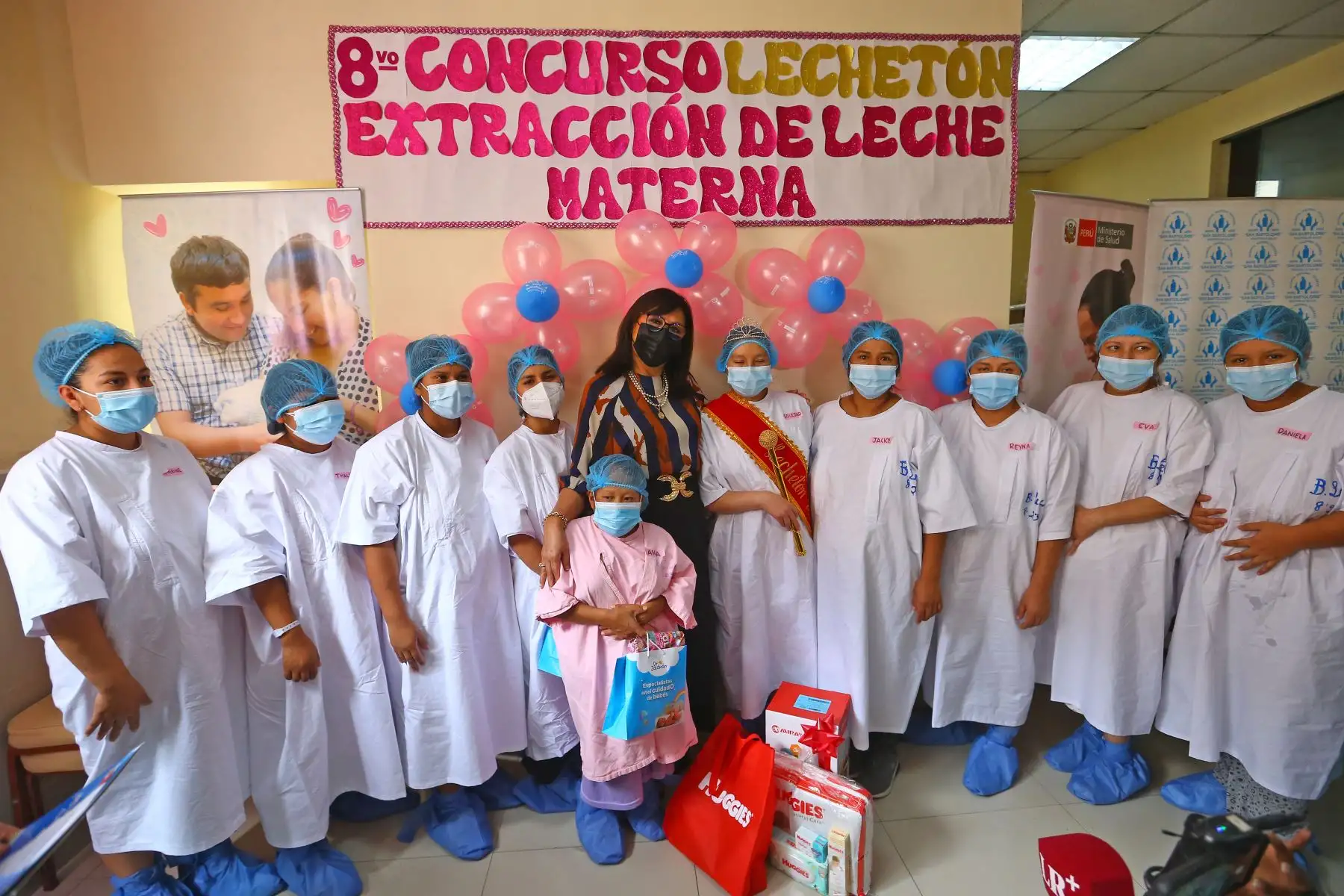 Flamante ganadora gran maratón de extracción de leche materna, realizada en el Hospital Nacional Docente Madre Niño San Bartolomé. El 1er puesto le corresponde a la señora Rosaura Soledad,  quien extrajo 110 mililitros de leche materna en 15 minutos. 
Foto: ANDINA/Eddy Ramos